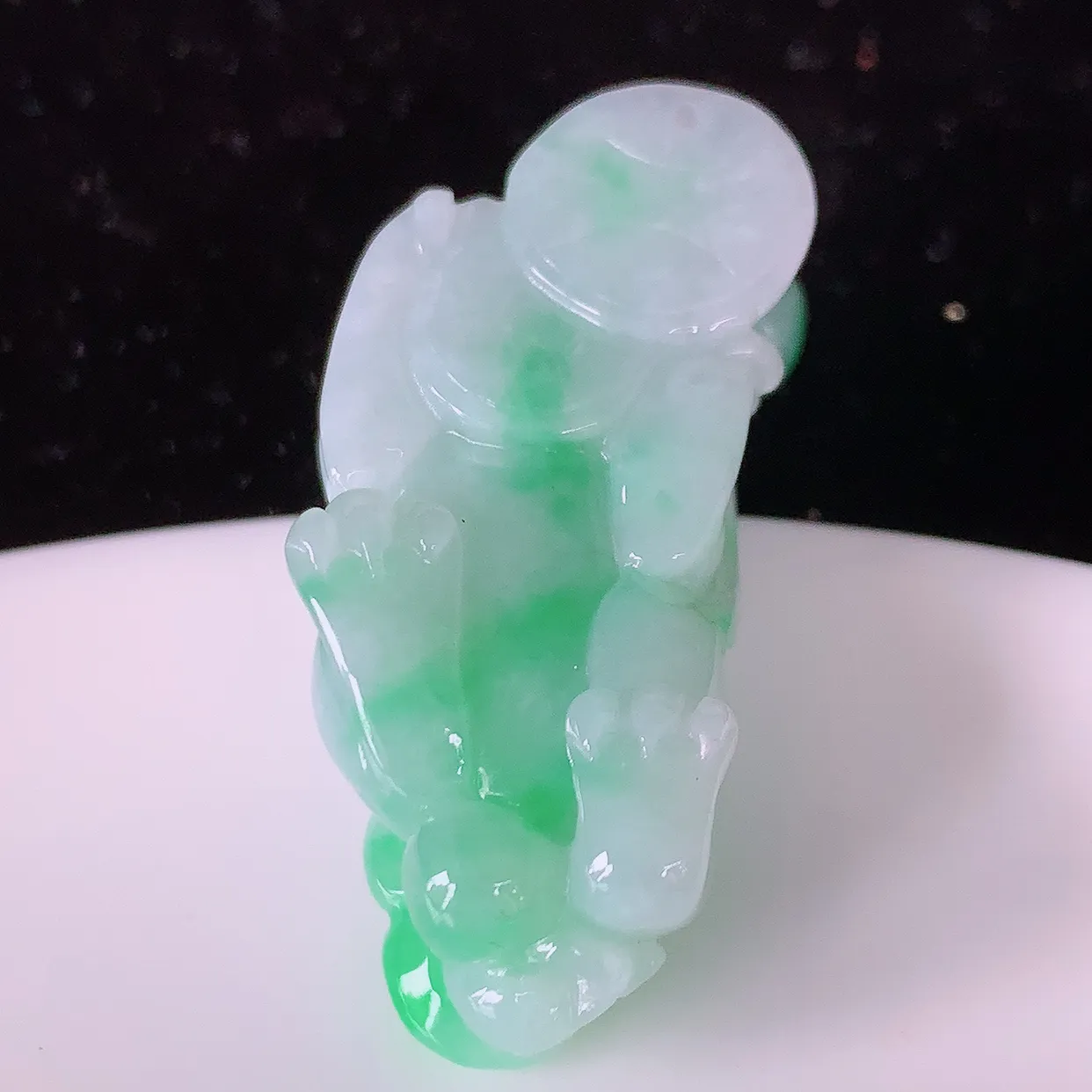 自然光实拍，冰润飘绿翡翠招财貔貅吊坠，民间有“一摸貔貅运程旺盛，再摸貔貅财运滚滚，三摸貔貅平步青云 ”的美好祝愿。#81.10