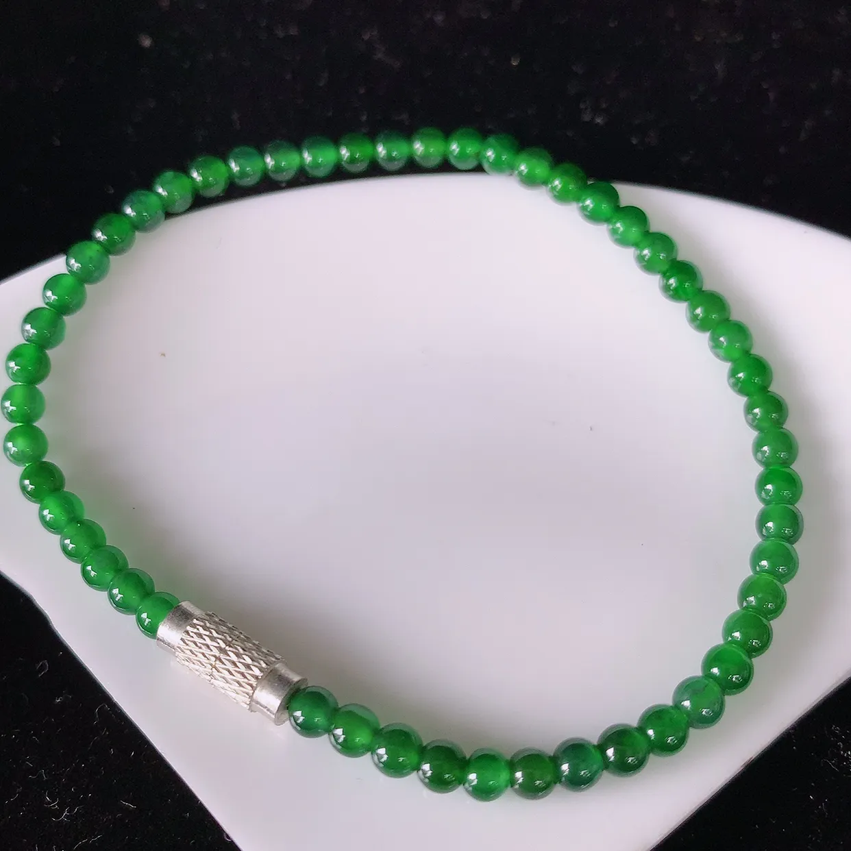 自然光实拍，冰种满绿翡翠手串手链，种老水足，冰清玉润  颜色漂亮  #81.10取一尺寸3.3