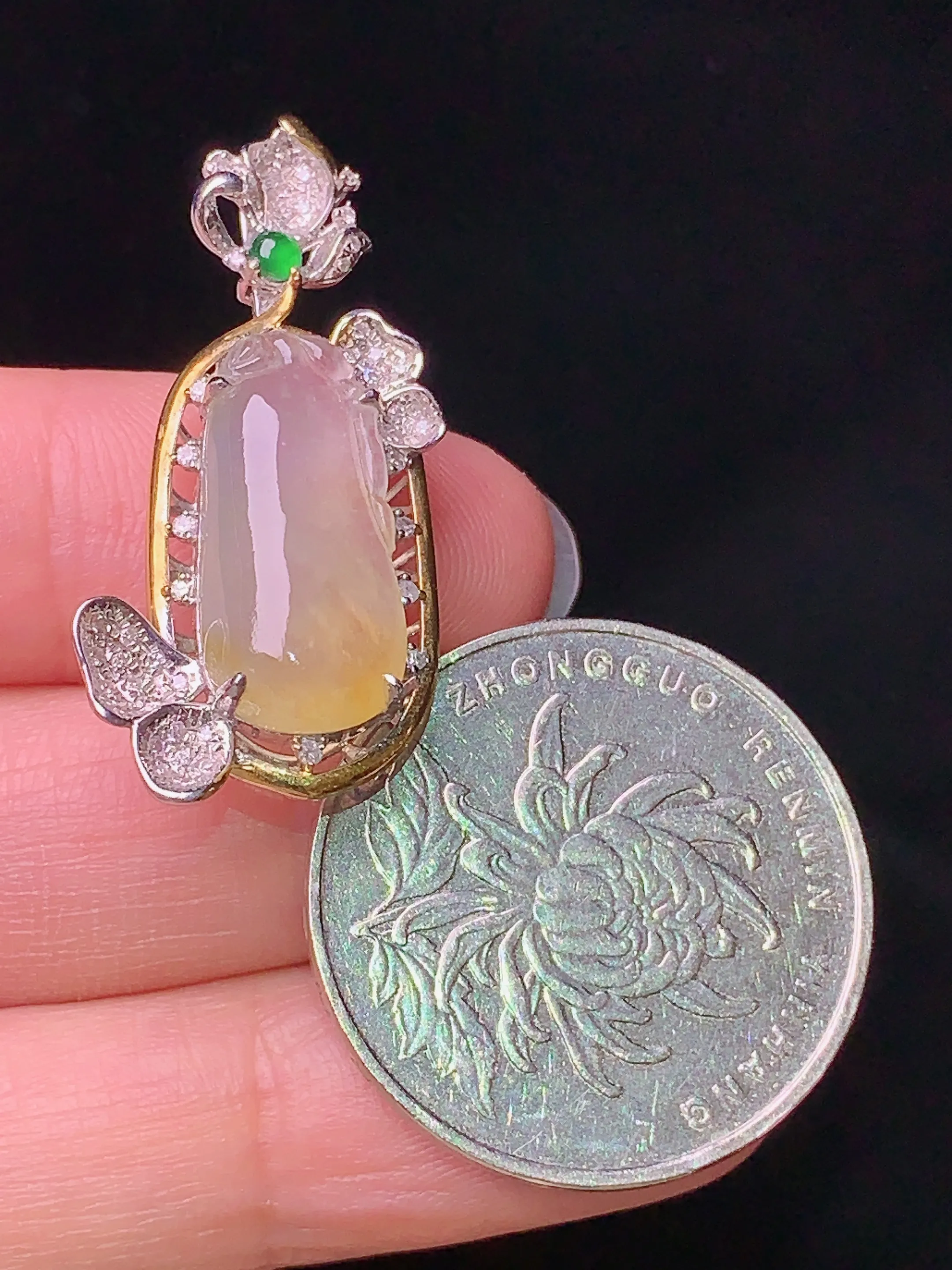 18k金钻镶嵌冰种黄翡福瓜吊坠 玉质细腻 色泽清新艳丽 整体尺寸31.8*16*7.7