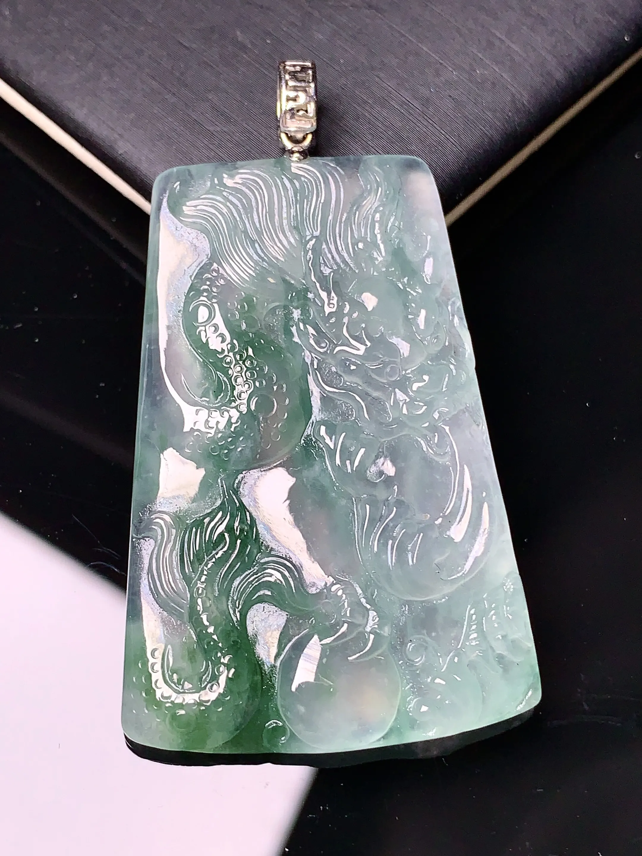 18k金镶嵌飘绿龙牌吊坠 玉质细腻 色泽清新艳丽 整体尺寸44*29.2*4.7