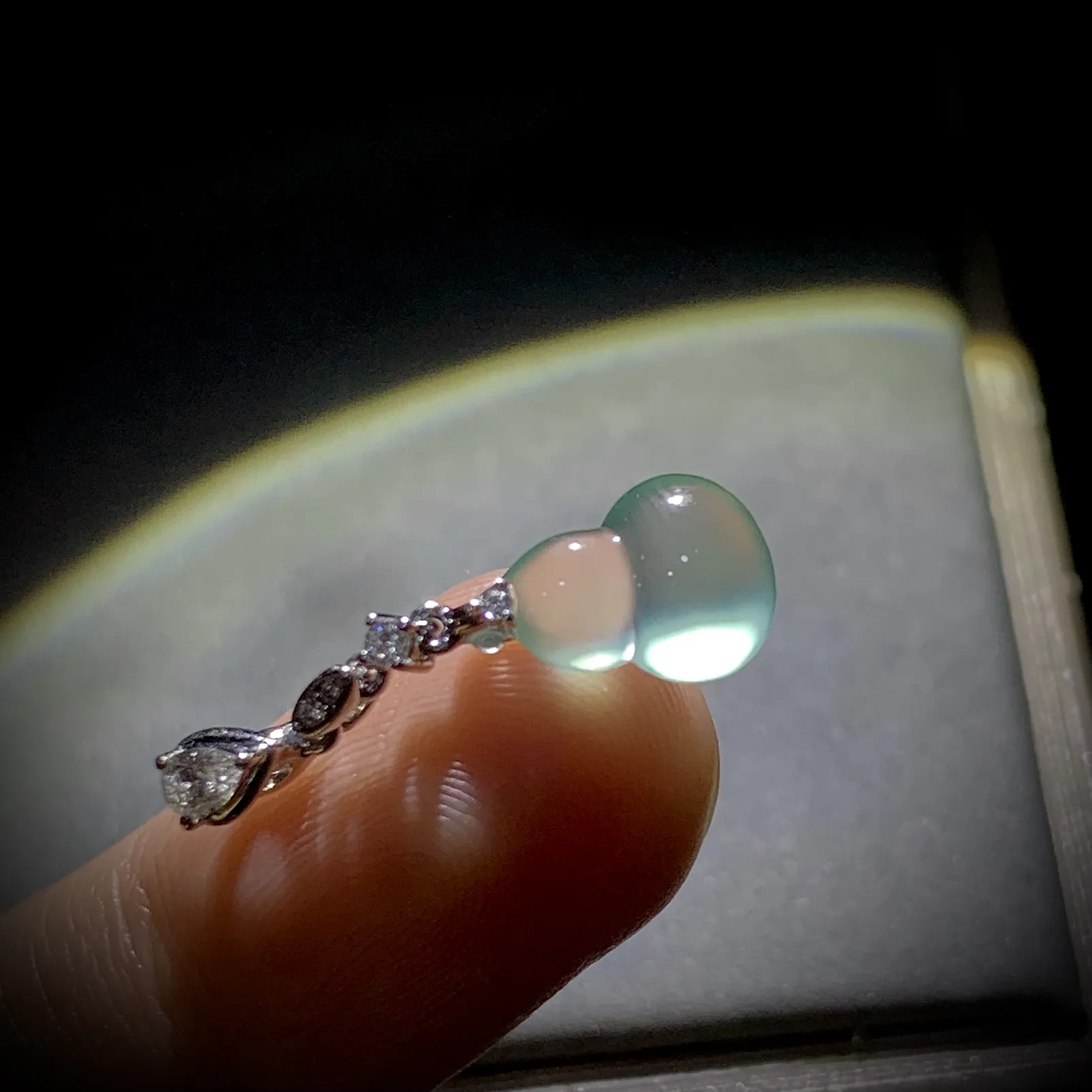 精致小葫芦吊坠，
24.5-裸石11.2-7.8-4mm，
18K金，南非钻，