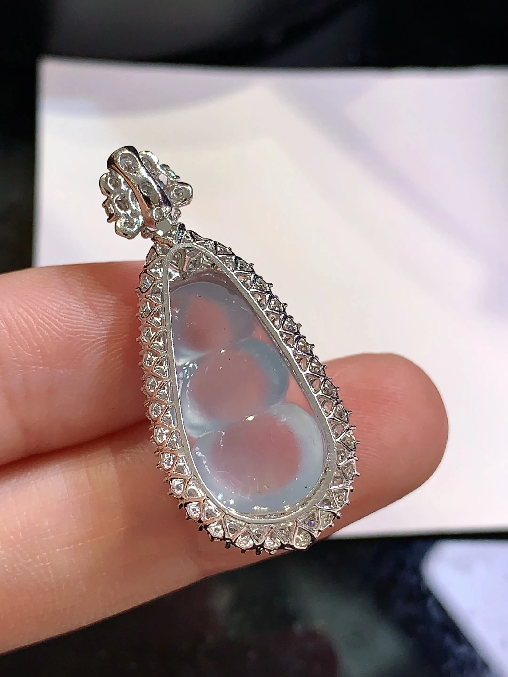 18k金钻镶嵌冰种四季豆吊坠 玉质细腻 色泽清新艳丽 整体尺寸33.5*14.8*9.7