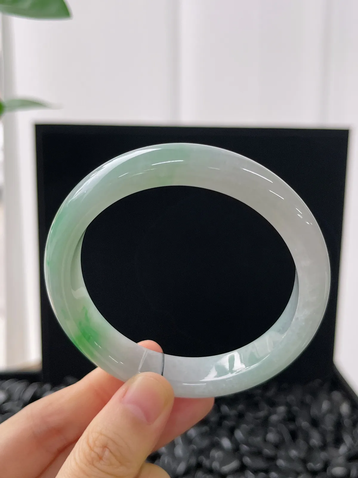 正圈57.7圈口，翡翠糯化种淡绿色手镯