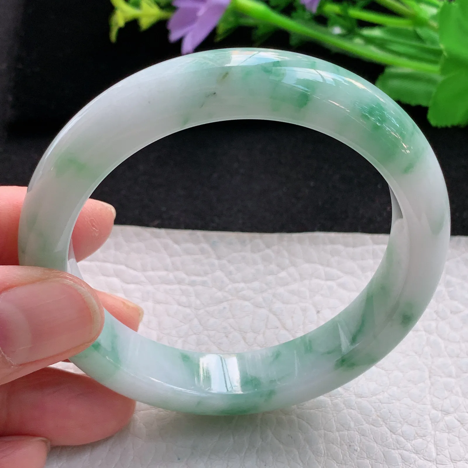 xc自然光57*12.8*8.5平安镯 缅甸翡翠a货精美飘绿花宽边玉手镯 玉手环