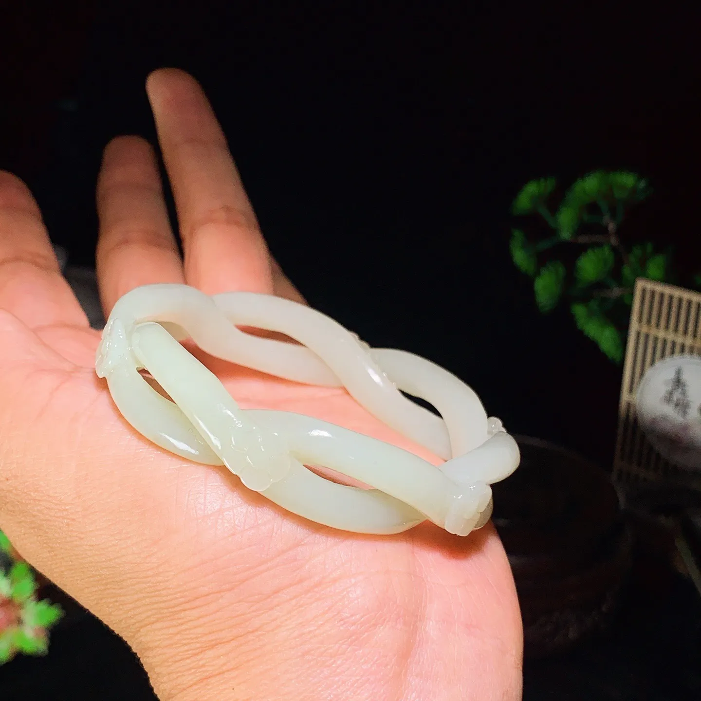 57圈口新疆和田玉白玉花开富贵手镯。57圈口条宽10厚8重34.5克。玉质细腻油润。手推出油。佩戴高端典雅。lt251111