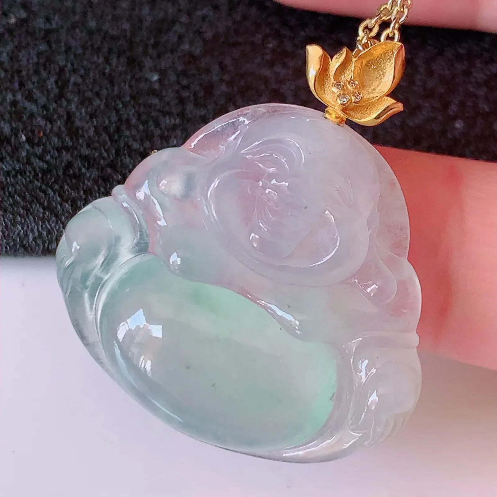 自然光实拍，18K金镶嵌冰种翡翠佛公吊坠，冰透饱满， 佛公亦保平安，寓意有福（佛公）相伴，品相佳，配戴优雅迷人！#1.31整体31*裸石27.5*25*5.8mm