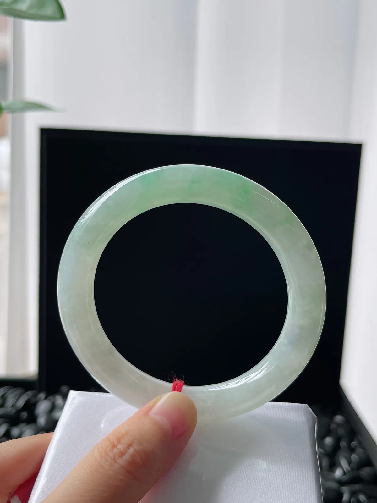 圆镯60.5圈口，翡翠冰糯种飘绿手镯