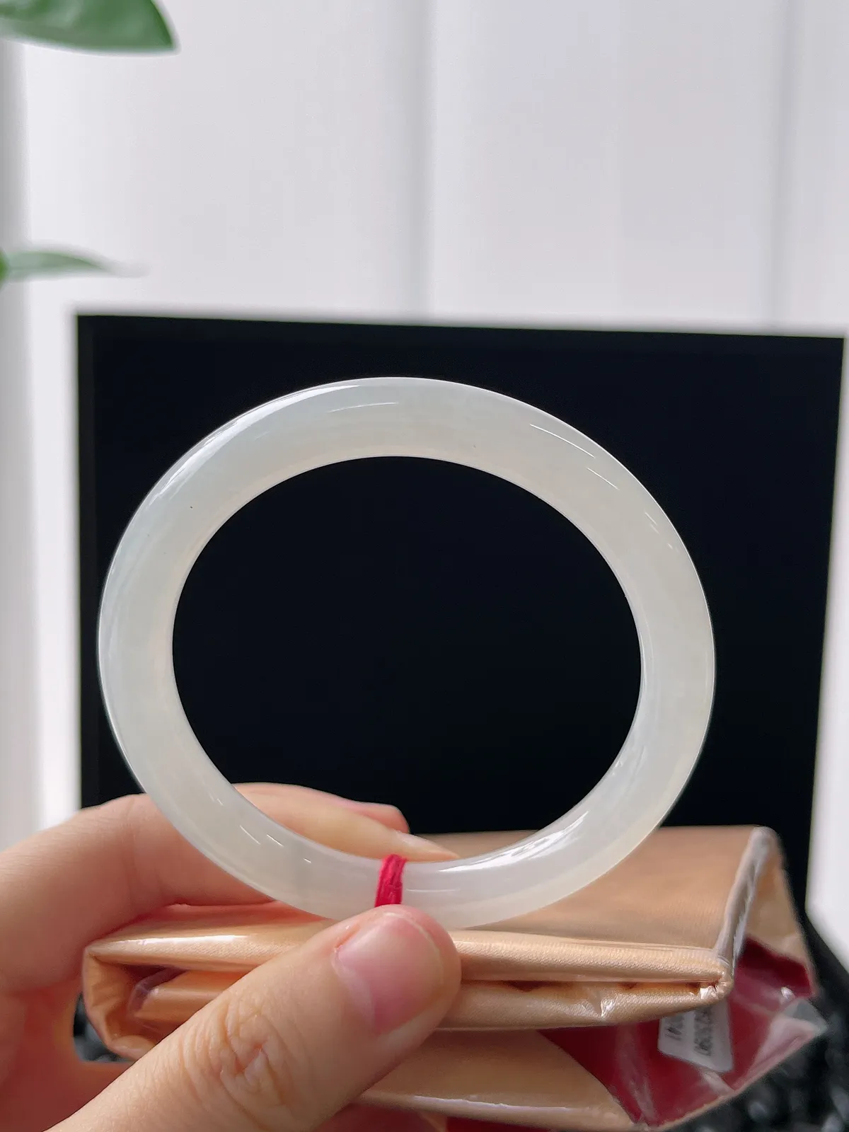 圆镯52.4圈口，翡翠冰糯种白色手镯