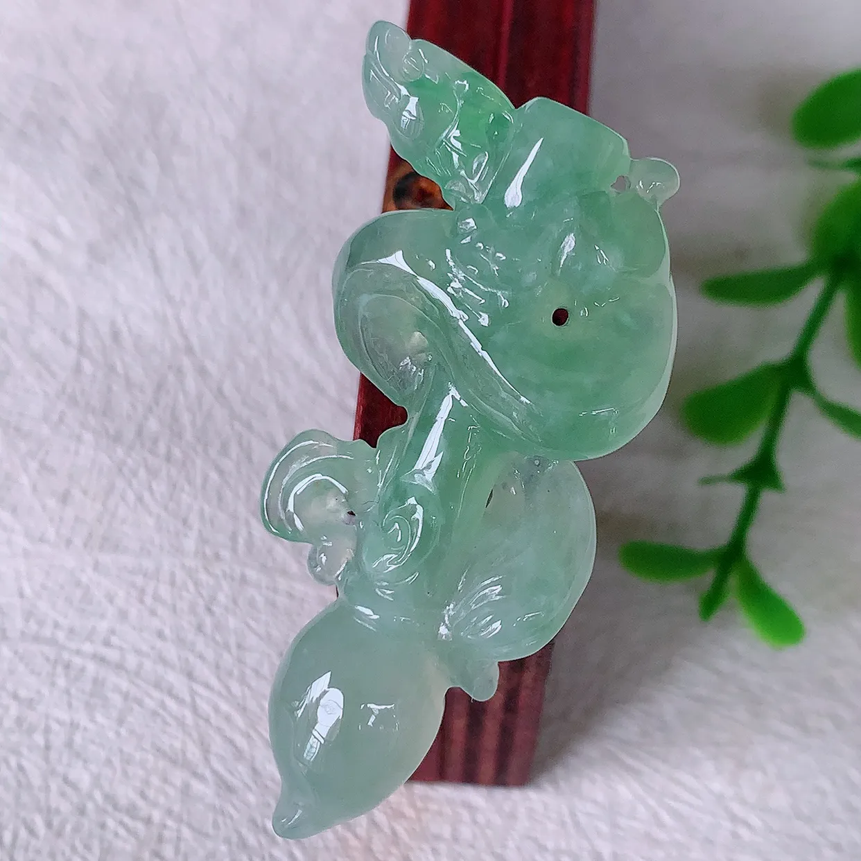 自然光实拍，冰种飘绿翡翠龙腾盛世、龙牌吊坠，种水好，雕工立体精致，佩戴霸气时尚！#01.10