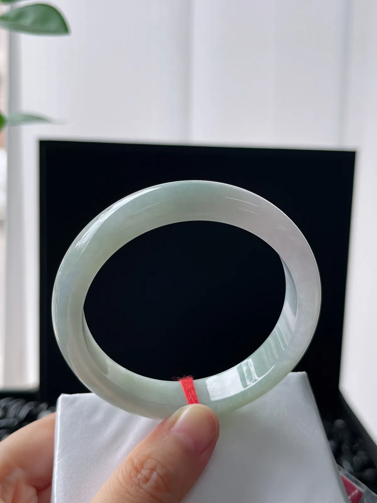 正圈55.8圈口，翡翠糯化种浅绿色手镯