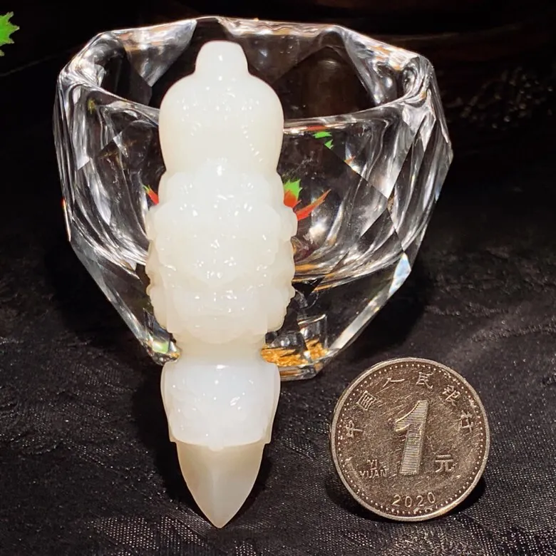 新疆和田玉羊脂白不动明王降魔杵挂件。尺寸66/20/20重30克。白度一级。无裂无杂无结构。玉质细腻油润。手推出油。佩戴高端典雅。lt251111