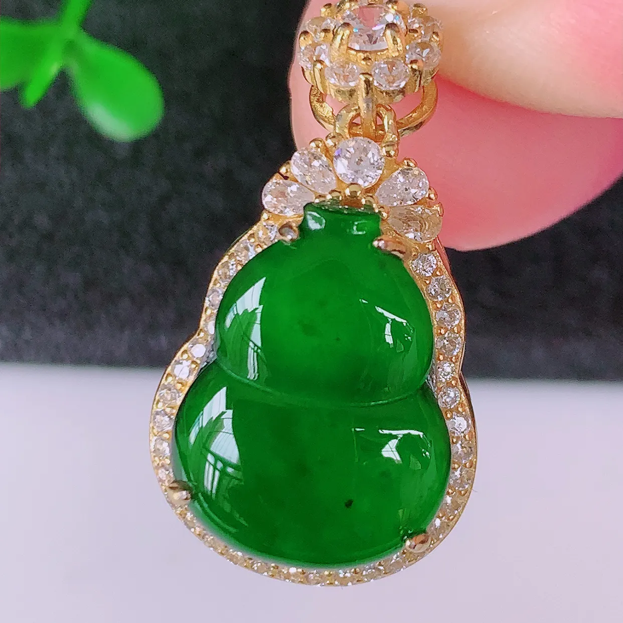 冰透满绿翡翠925银镶嵌葫芦吊坠，自然光实拍，翠色灵动，颜色漂亮，种老水足，品相佳，佩戴佳品！#97