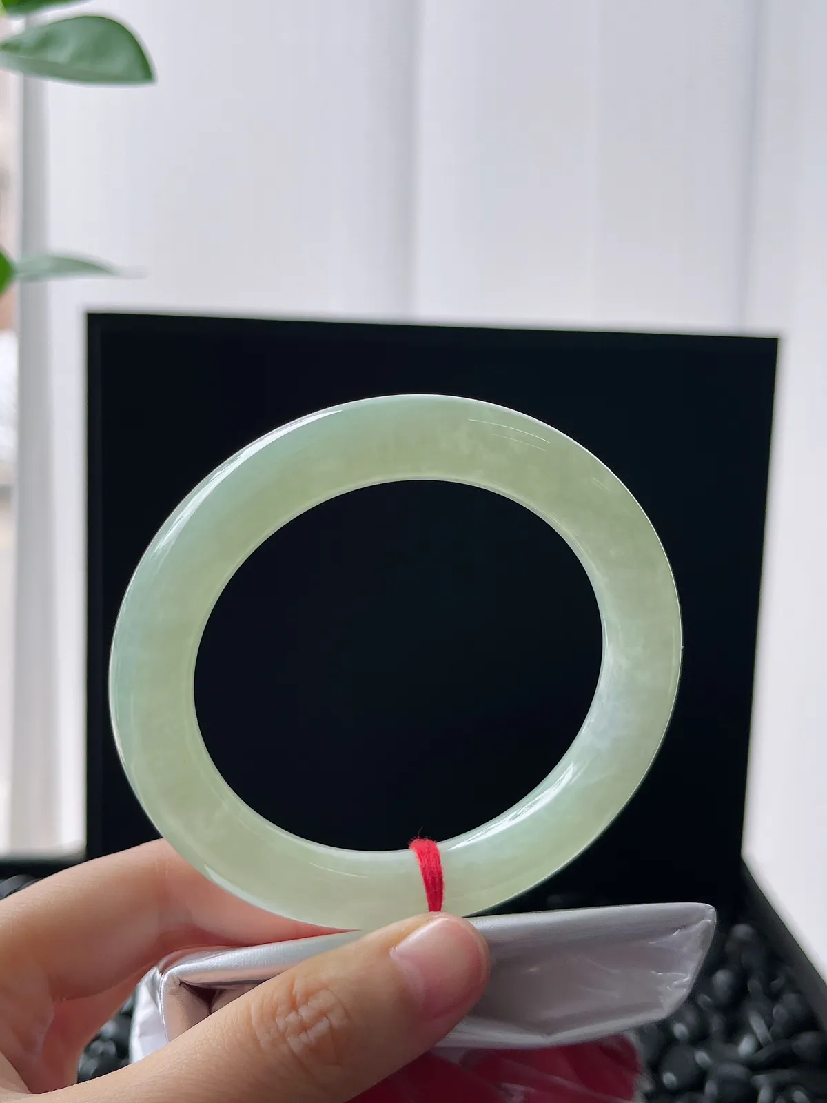 圆镯55.6圈口，翡翠冰糯种浅绿色手镯