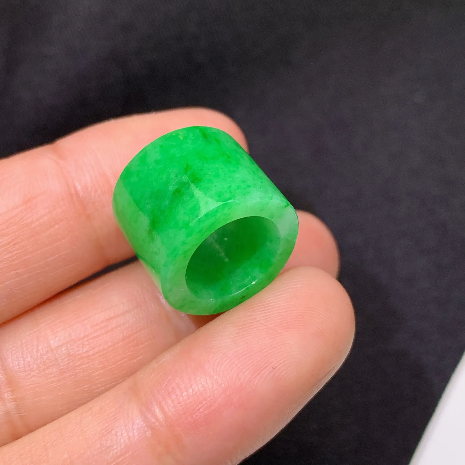 飘绿路路通，冰润色阳，玉质细腻，种水足 尺寸12.2*15.2