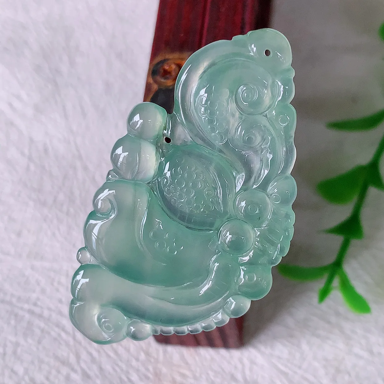 自然光实拍，冰种翡翠蝴蝶吊坠，翠色灵动，玉质细腻，颜色漂亮，品相佳，佩戴佳品！#01.10