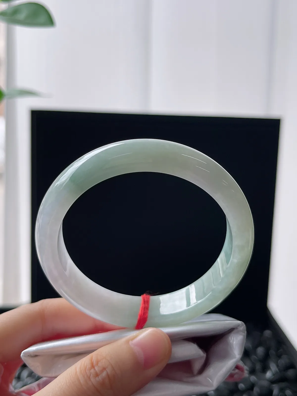 正圈55.8圈口，翡翠糯化种浅绿色手镯