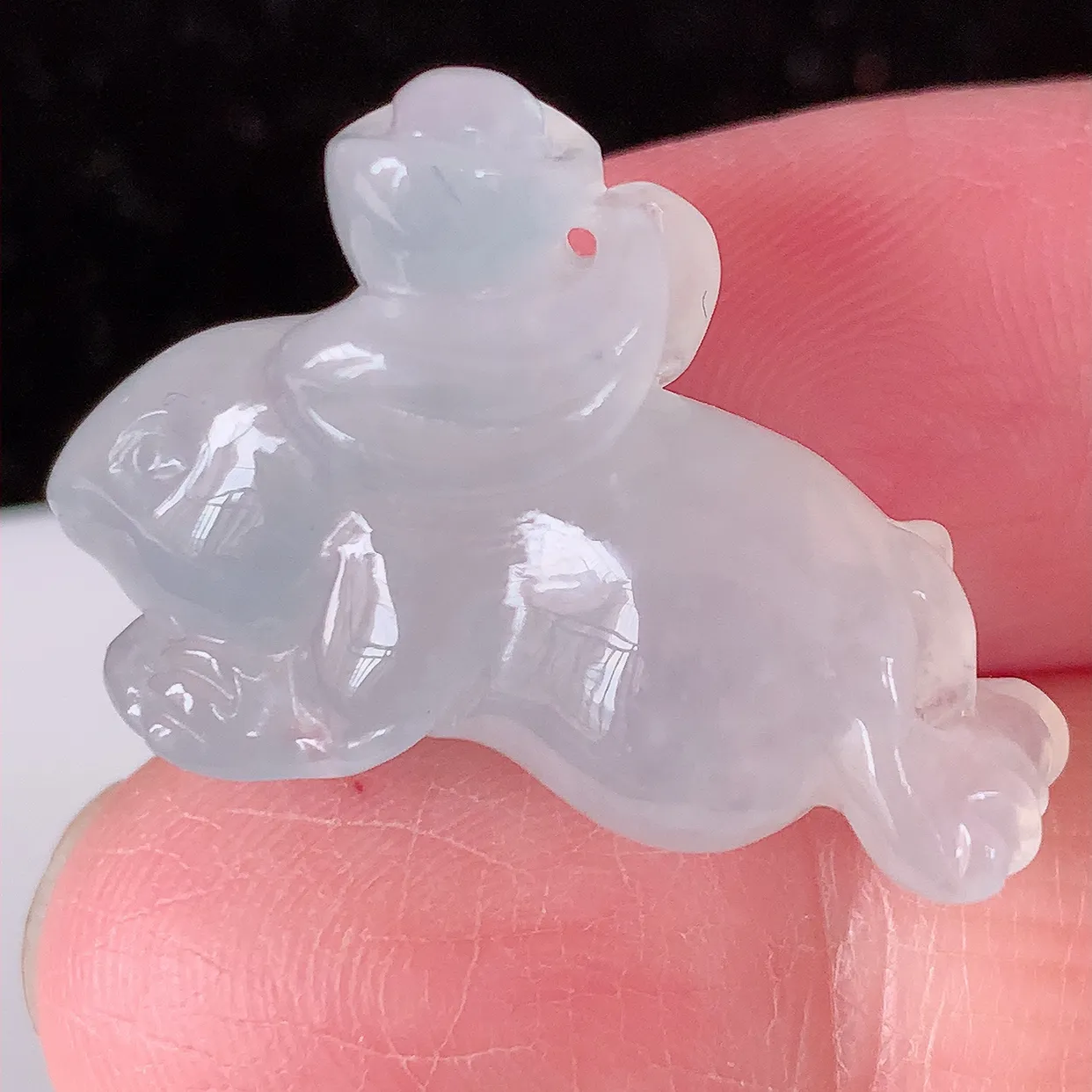 自然光实拍，冰种翡翠生肖玉兔吊坠，翠色灵动，种老水足，寓意好，品相佳，佩戴佳品！#81.10