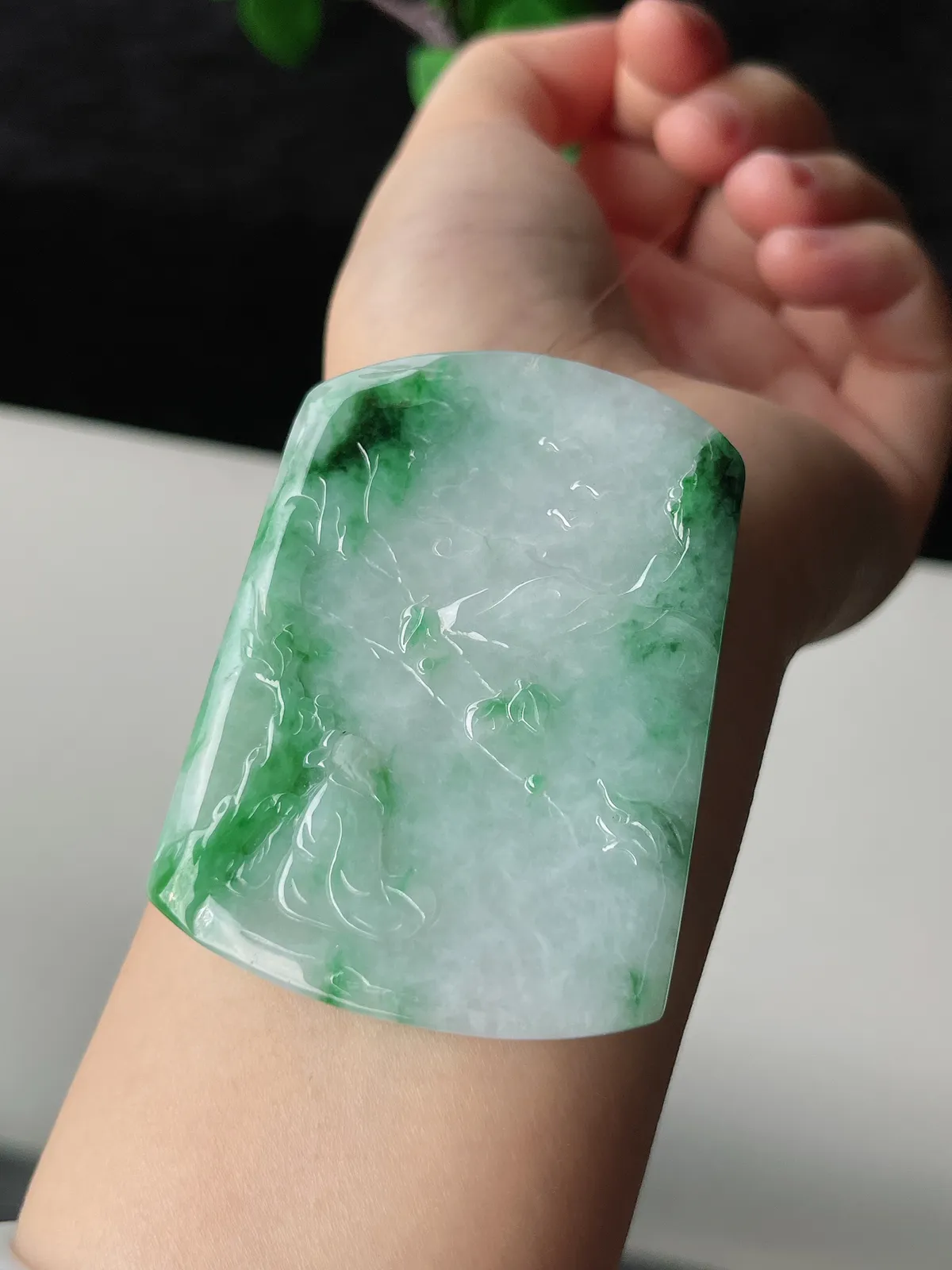 翡翠糯化种飘绿山水牌