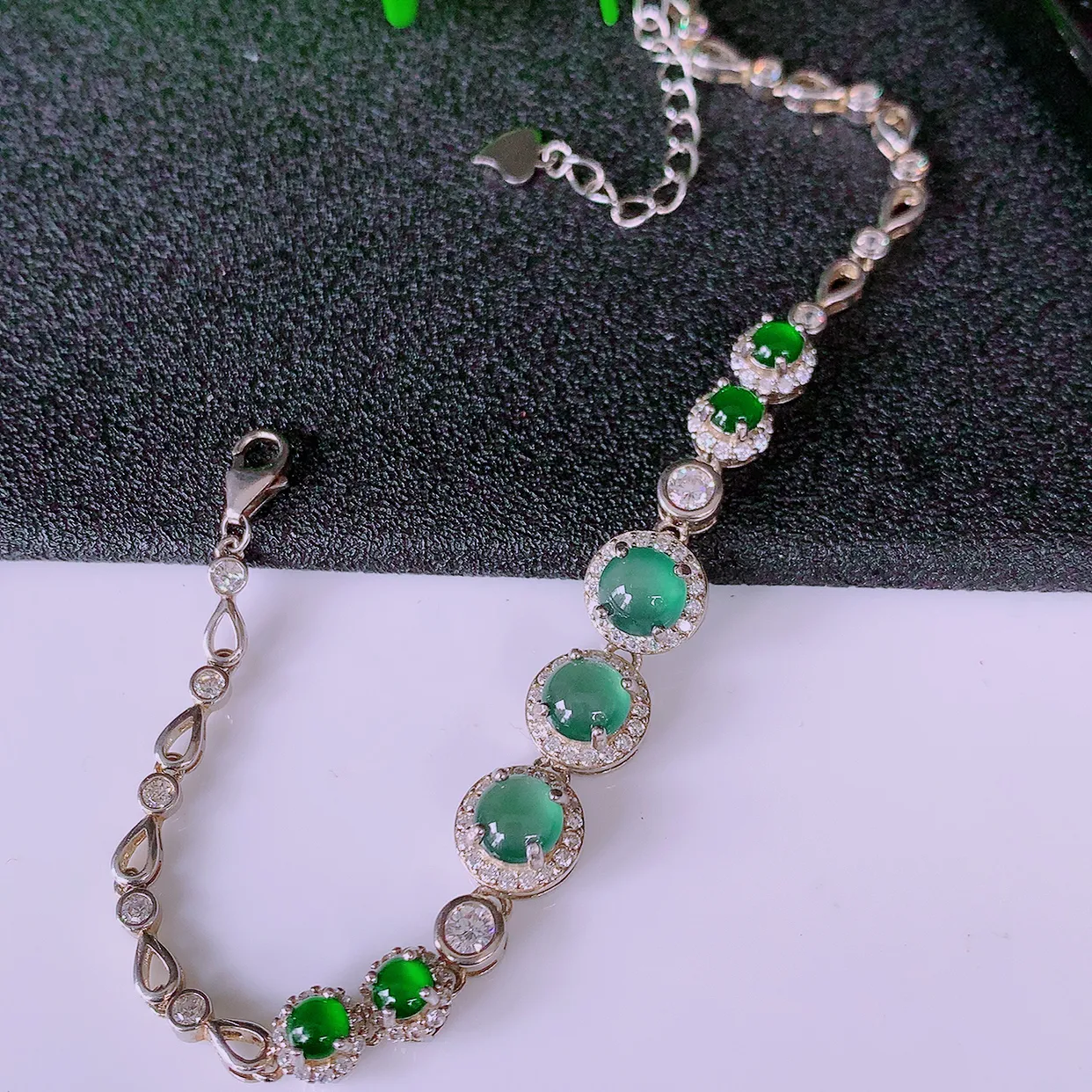 冰透满绿翡翠925银镶嵌手链，自然光实拍，翠色灵动，颜色漂亮，种老水足，品相佳，佩戴佳品！#97.10取一整体8*8*5.6裸石5.2*5.2