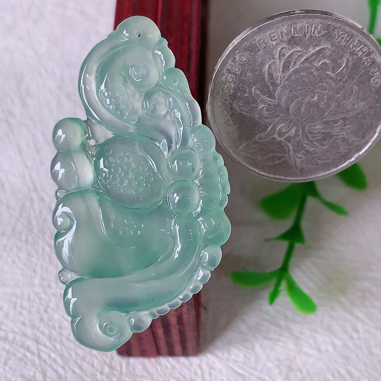 自然光实拍，冰种翡翠蝴蝶吊坠，翠色灵动，玉质细腻，颜色漂亮，品相佳，佩戴佳品！#01.10