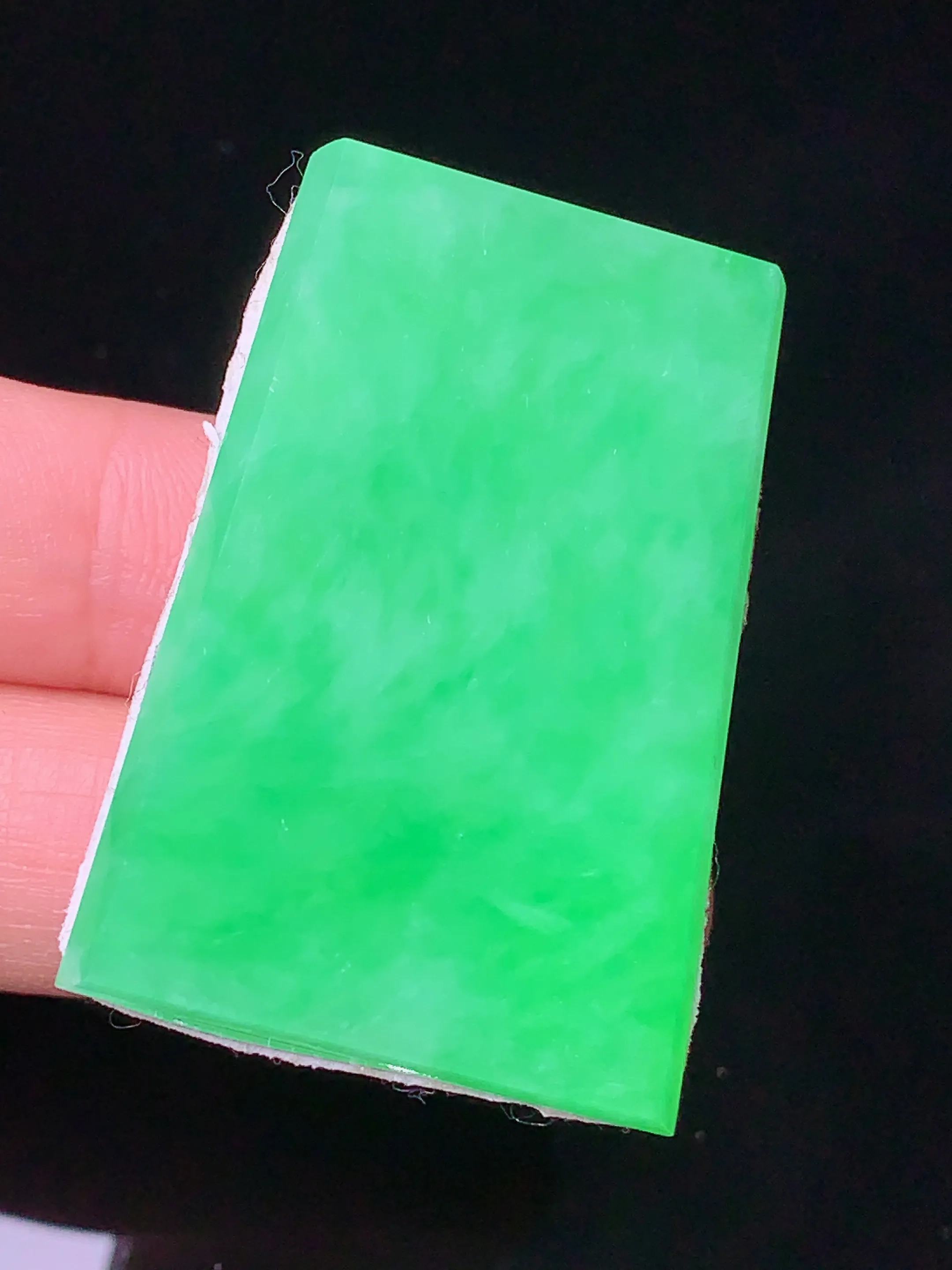 镶嵌款 翠绿无事牌吊坠 玉质细腻 色泽清新艳丽 整体尺寸41.3*27.3*3.2