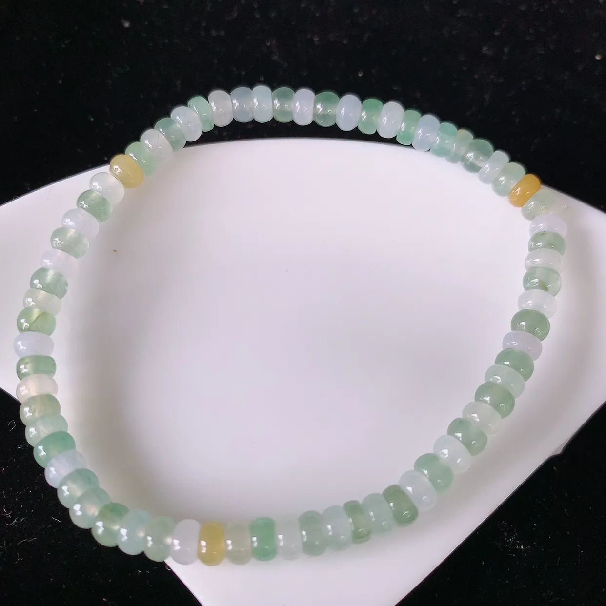 自然光实拍，冰种多宝翡翠手链，多彩翡翠手串，颜色丰富，料子细腻，高档大气，自戴送礼佳品！#41.10取一尺寸4.5mm