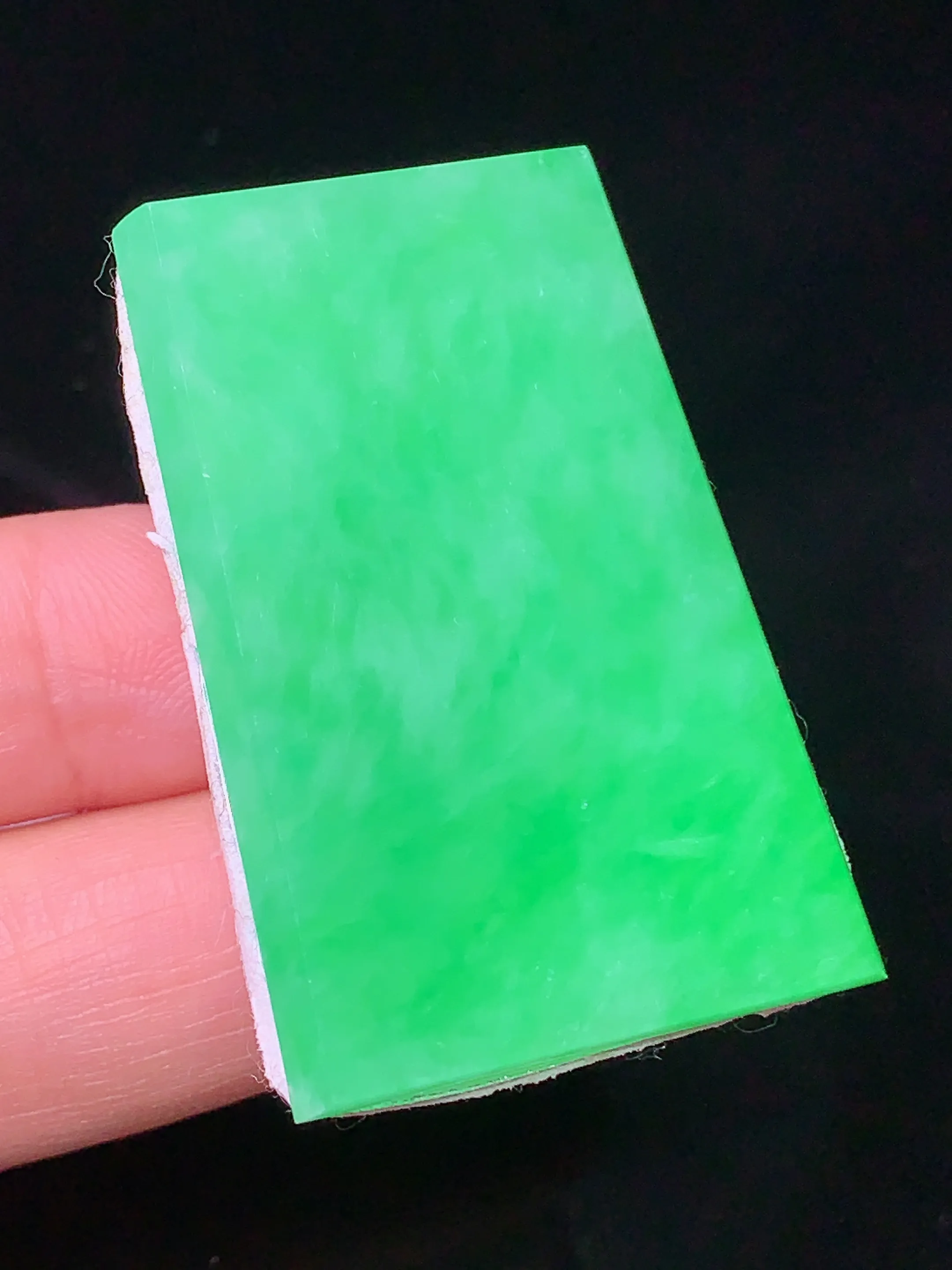 镶嵌款 翠绿无事牌吊坠 玉质细腻 色泽清新艳丽 整体尺寸41.3*27.3*3.2