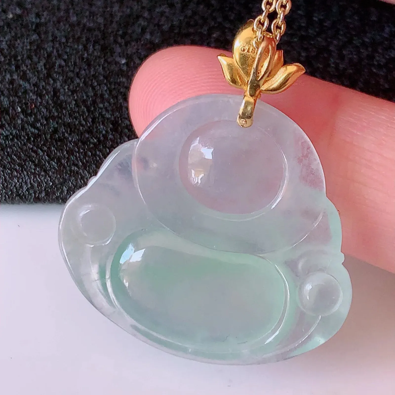 自然光实拍，18K金镶嵌冰种翡翠佛公吊坠，冰透饱满， 佛公亦保平安，寓意有福（佛公）相伴，品相佳，配戴优雅迷人！#1.31整体31*裸石27.5*25*5.8mm