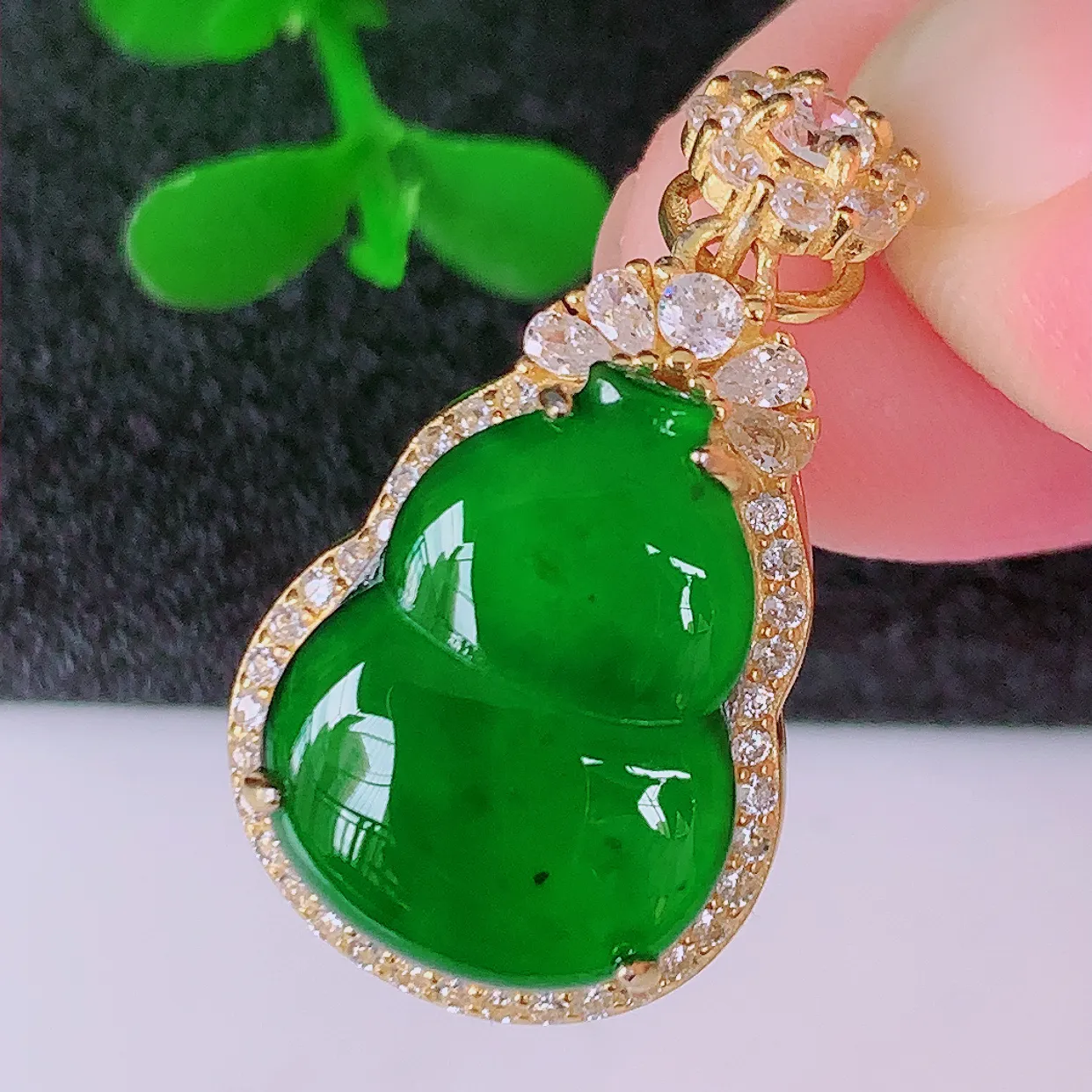 冰透满绿翡翠925银镶嵌葫芦吊坠，自然光实拍，翠色灵动，颜色漂亮，种老水足，品相佳，佩戴佳品！#97.10整体27*14.5*10裸石16-12