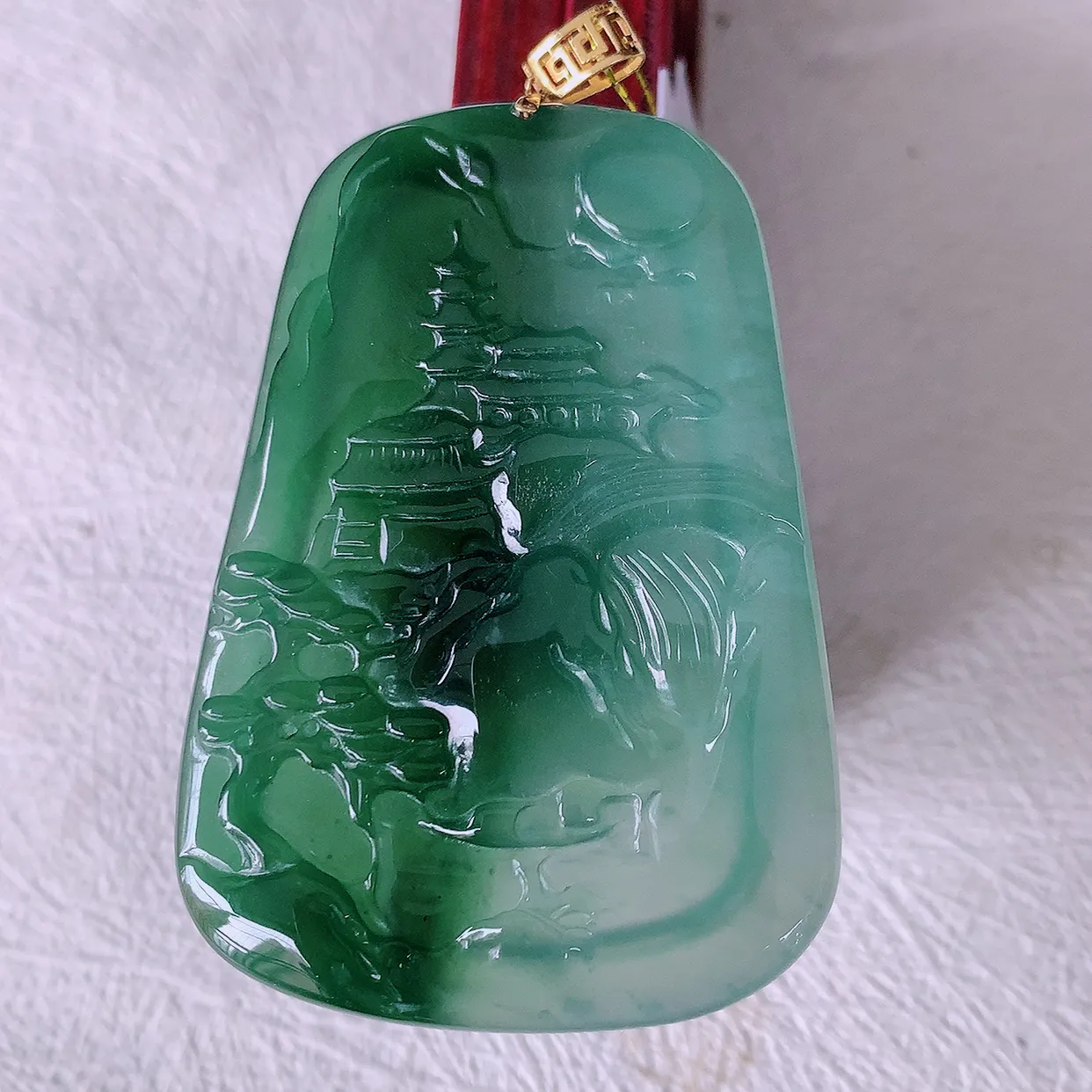 自然光实拍，18K金镶嵌冰种飘花翡翠山水牌吊坠，立体生动形象，山水素材布局合理，意境感佳，佩戴上身效