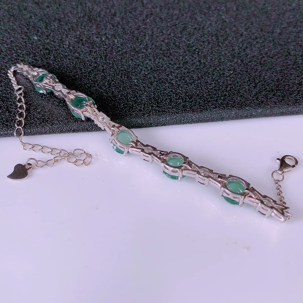 冰透满绿翡翠925银镶嵌手链，自然光实拍，翠色灵动，颜色漂亮，种老水足，品相佳，佩戴佳品！#97.10取一整体7*7*5.6裸石7*7