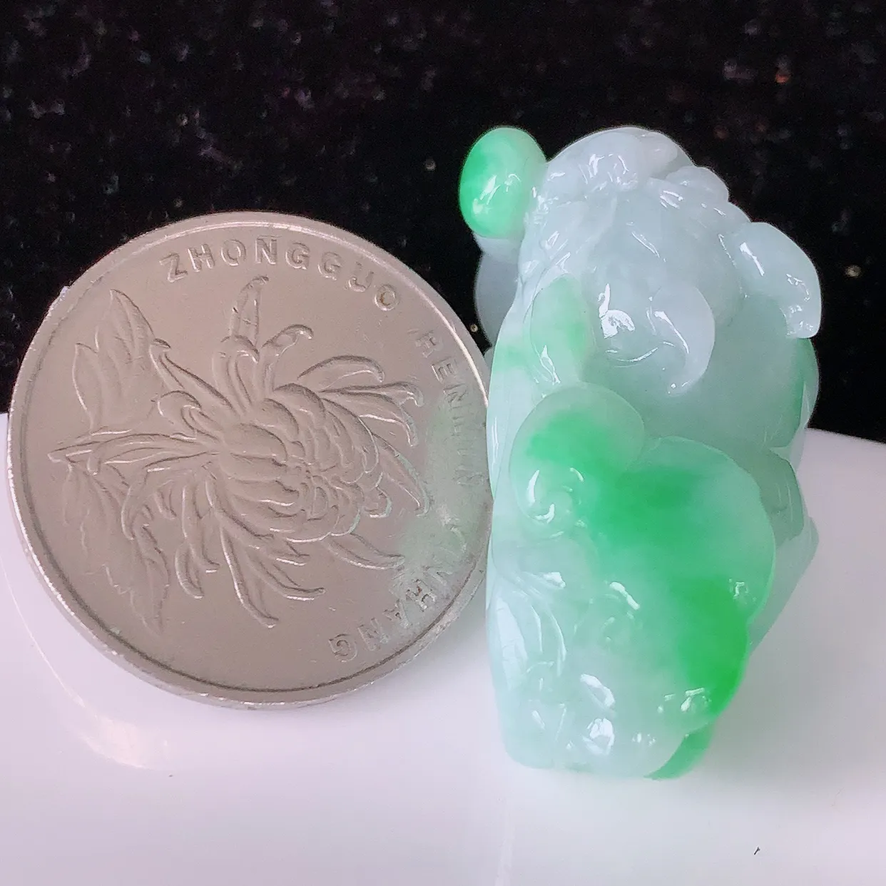 自然光实拍，冰润飘绿翡翠招财貔貅吊坠，民间有“一摸貔貅运程旺盛，再摸貔貅财运滚滚，三摸貔貅平步青云 ”的美好祝愿。#81.10