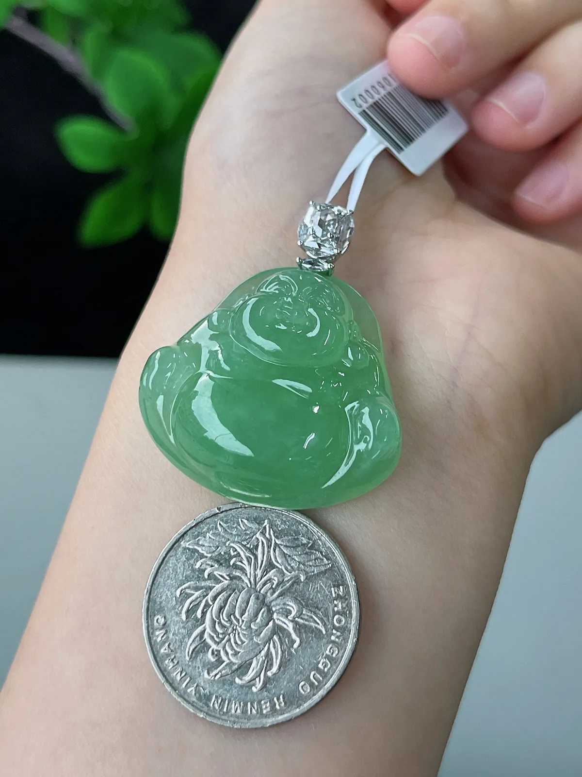 翡翠冰糯种浅绿色吊坠