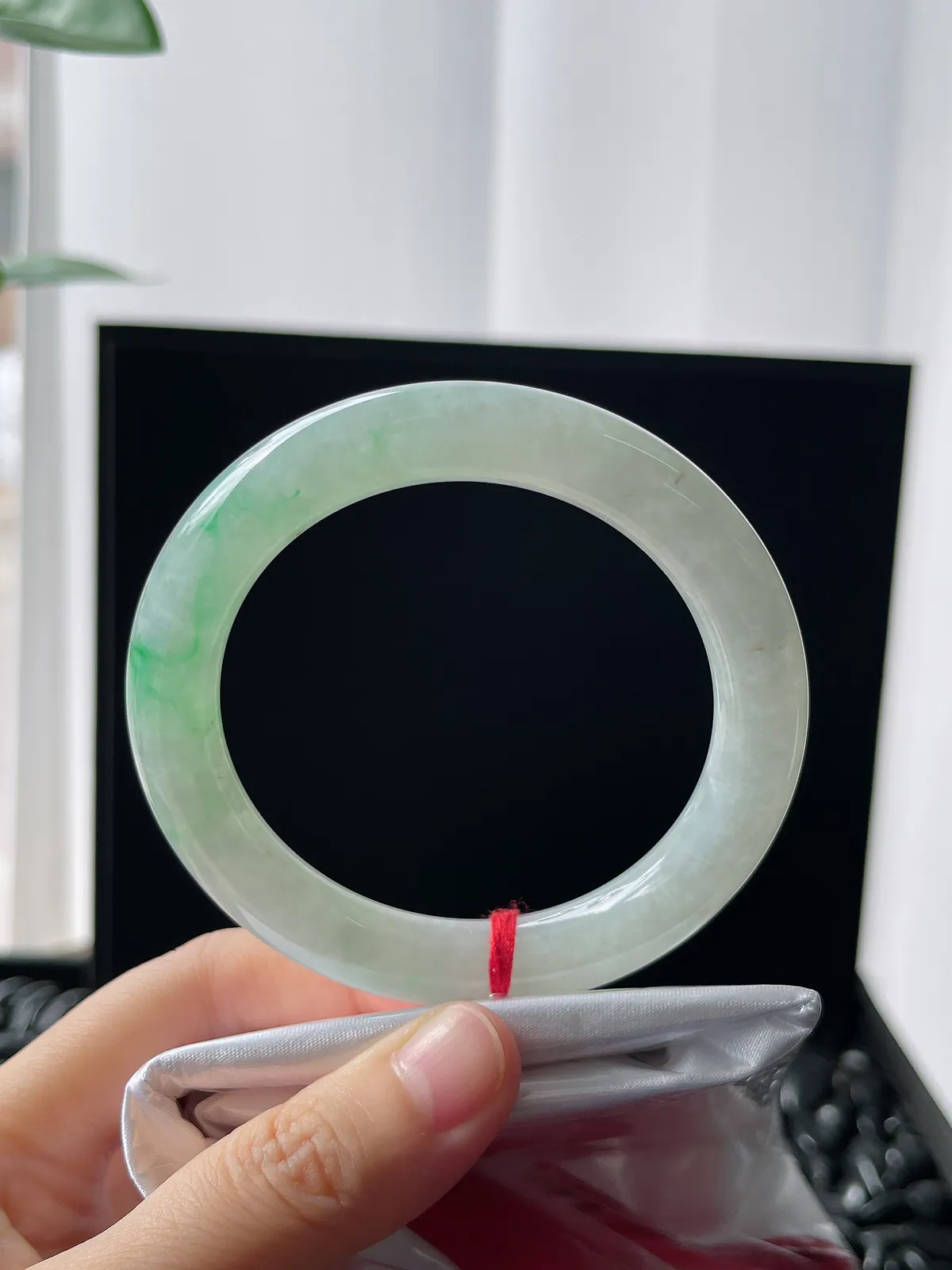 圆镯60.5圈口，翡翠冰糯种飘绿手镯