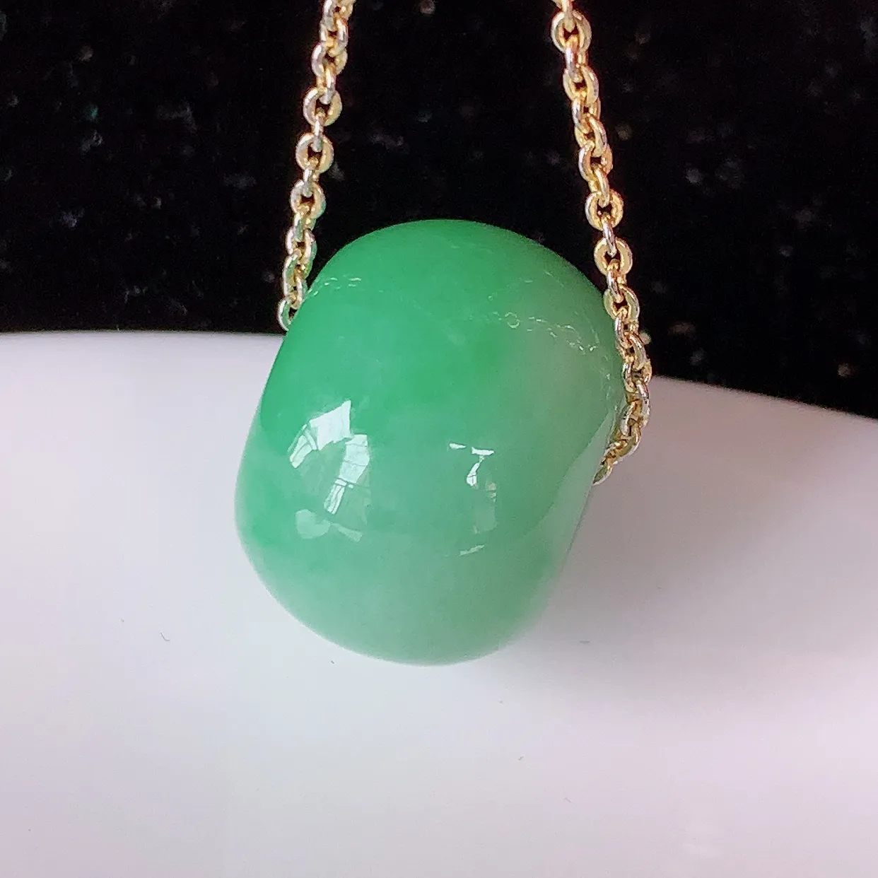 自然光实拍，水润飘绿翡翠路路通吊坠，路路畅通，翠色灵动，玉质细腻，颜色漂亮，品相佳，佩戴佳品！#05.10