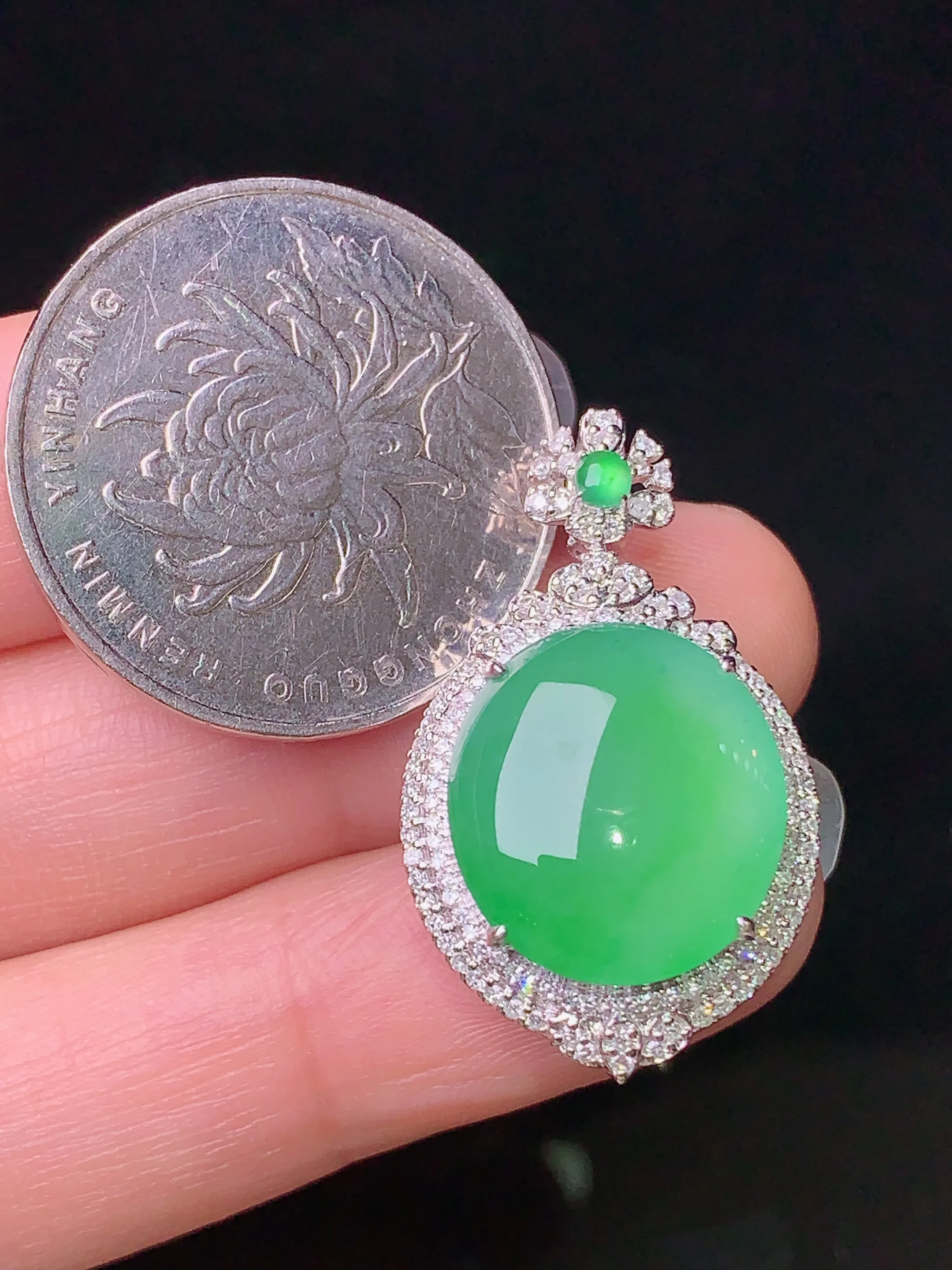 18k金钻镶嵌翠绿蛋面吊坠 玉质细腻 色泽清新艳丽 整体尺寸29.5*17.7*10.3