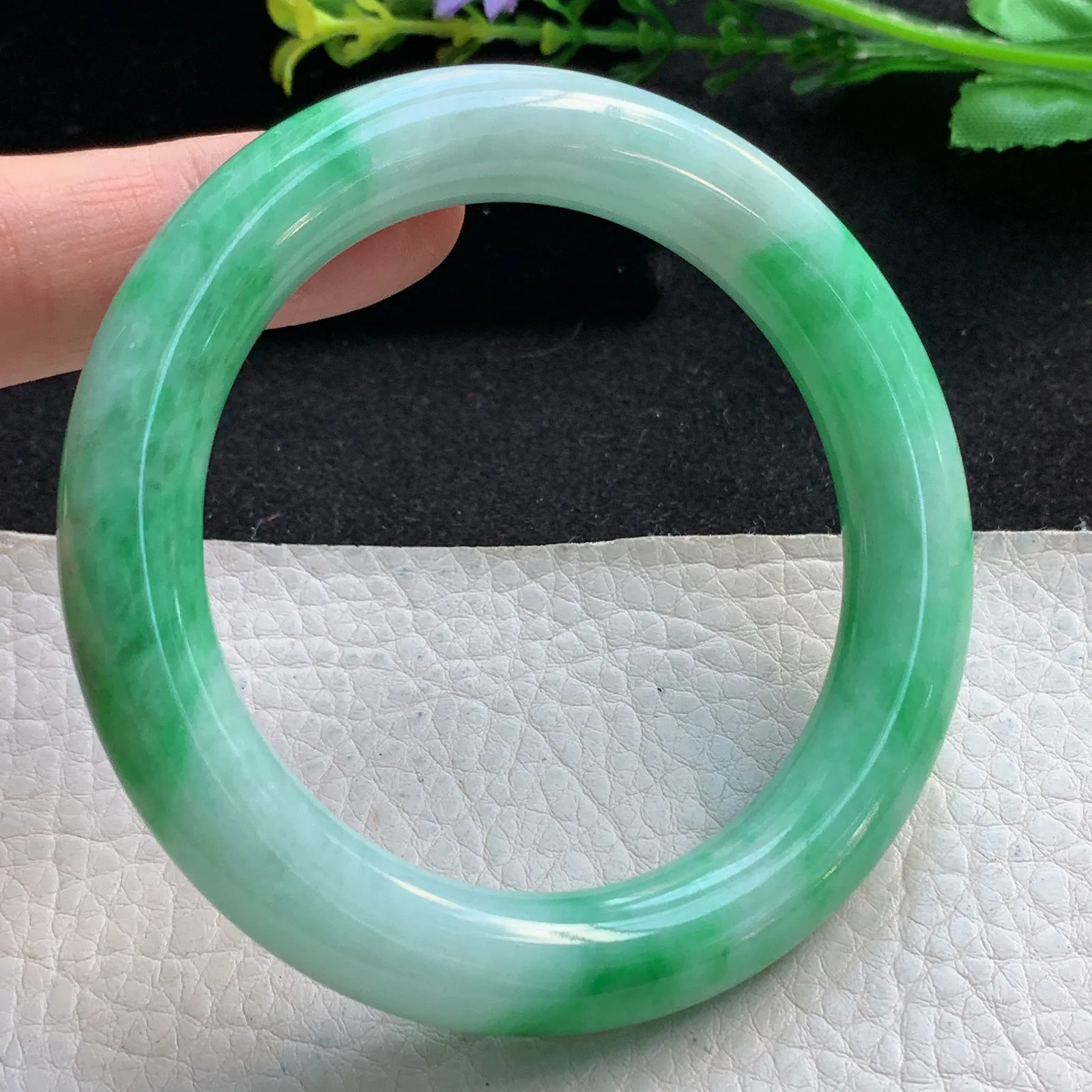 ss自然光56*10.8美人镯 缅甸翡翠a货辣绿圆条玉手镯 玉手环