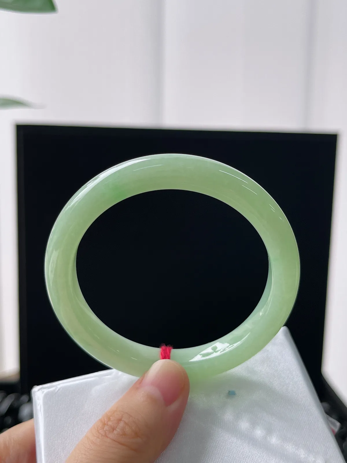 正圈52圈口，翡翠冰糯种浅绿色手镯