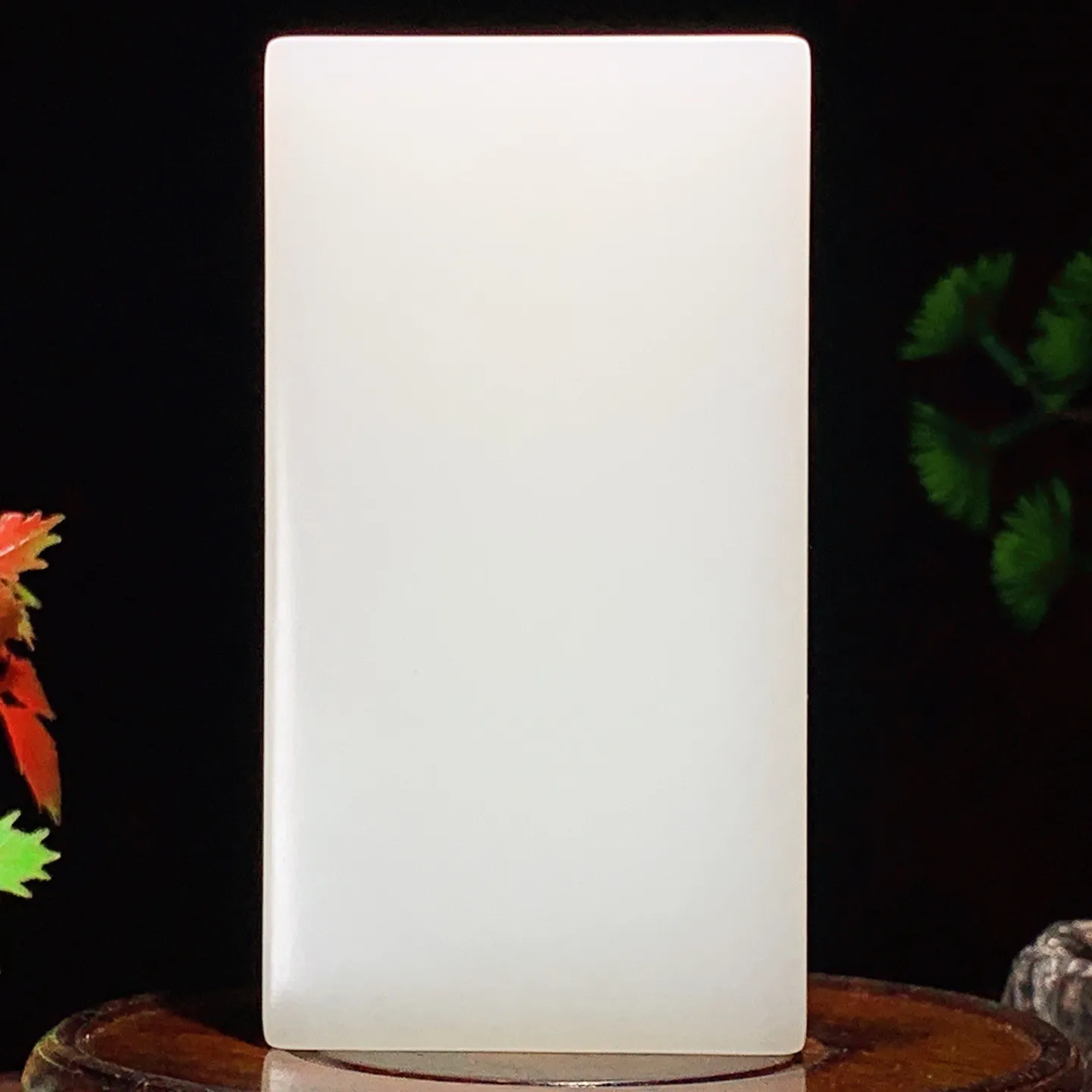 新疆和田玉羊脂白平安无事牌手把牌。尺寸87/47/15重167.5克。白度一级。无裂无杂玉质细腻油润