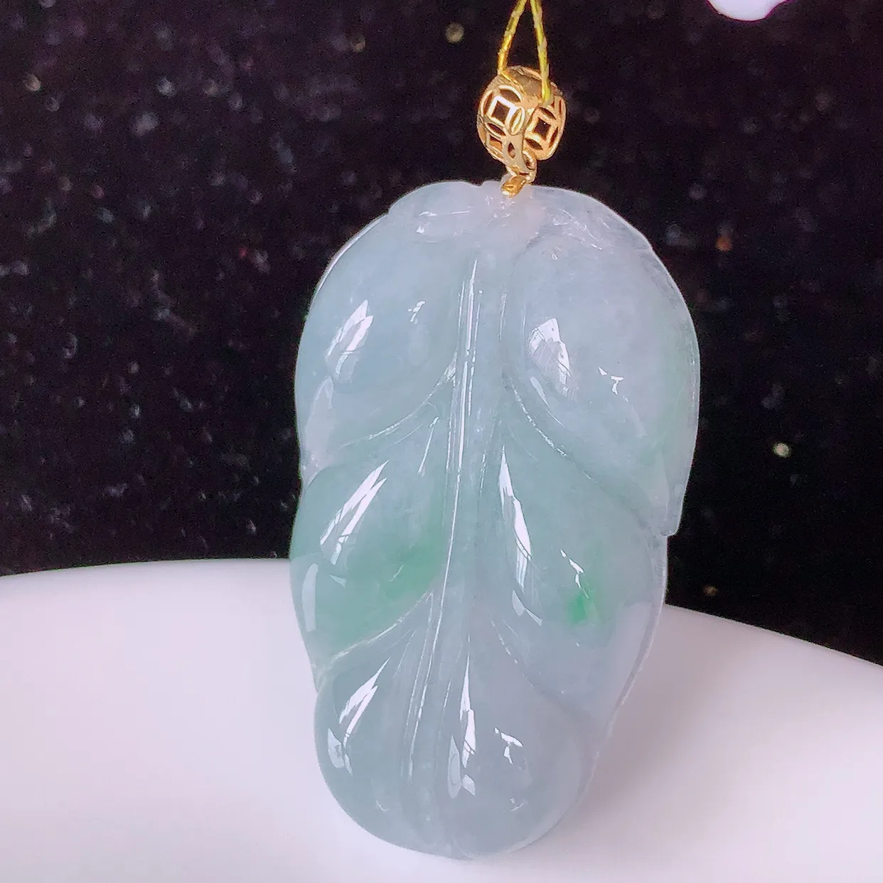 18K金镶嵌冰春带彩翡翠叶子吊坠 ，种水足，色泽清新，工艺精湛，叶子寓意美好；金枝玉叶，事业5.18