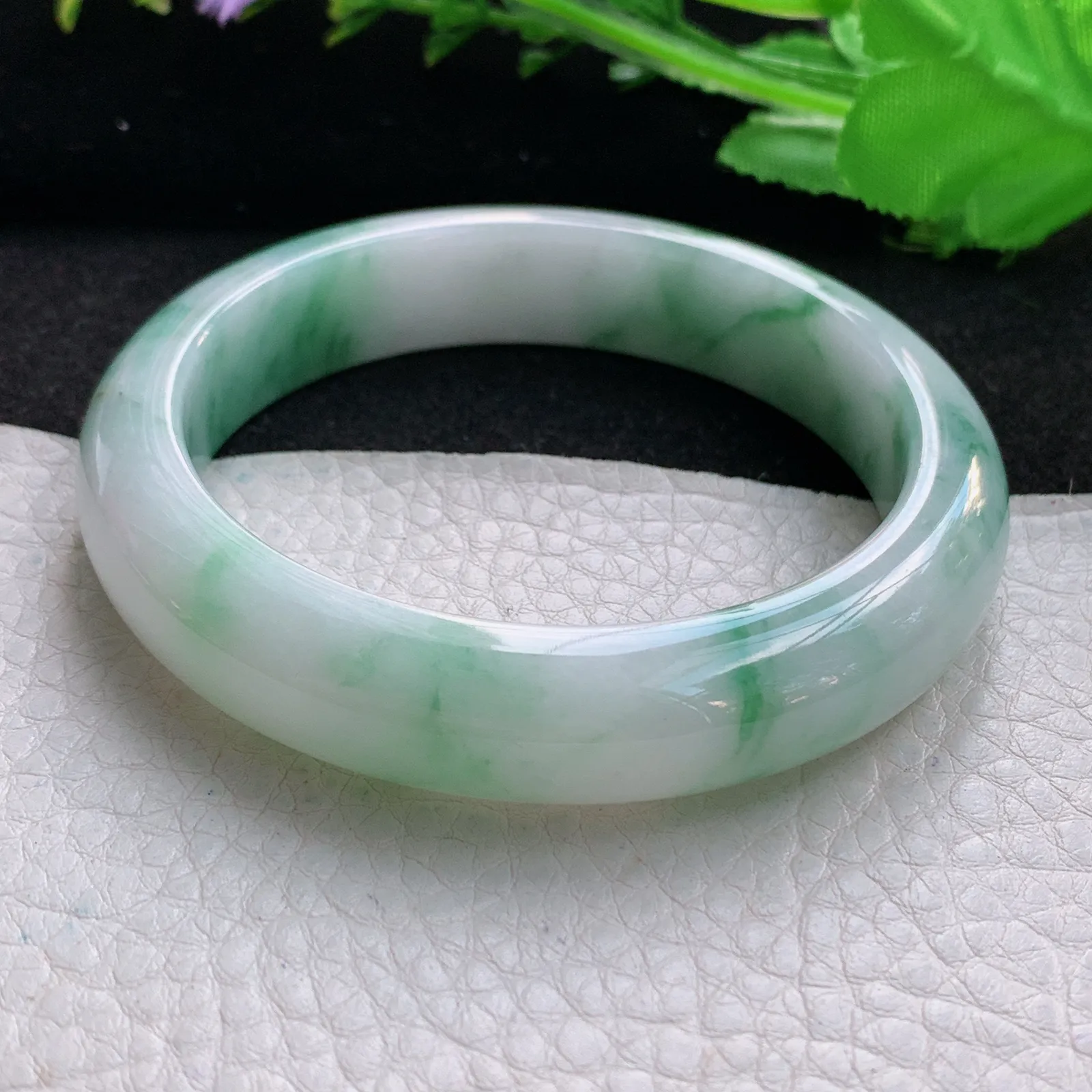 xc自然光57*12.8*8.5平安镯 缅甸翡翠a货精美飘绿花宽边玉手镯 玉手环