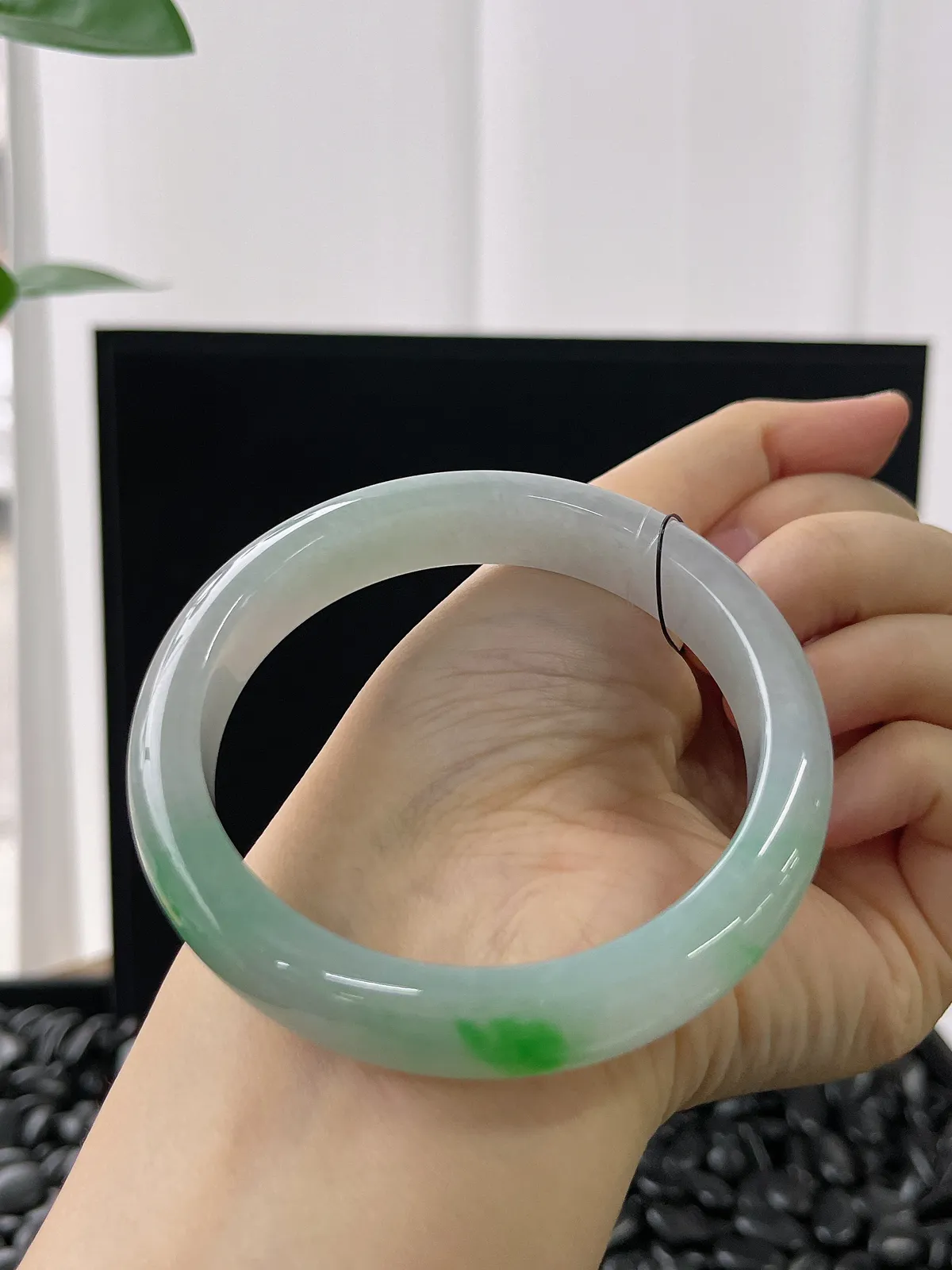 正圈57.7圈口，翡翠糯化种淡绿色手镯