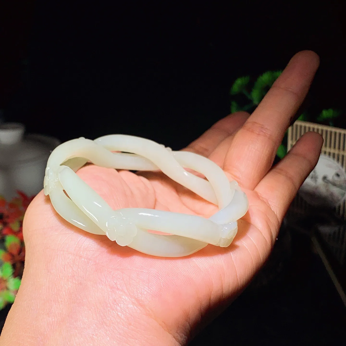 57圈口新疆和田玉白玉花开富贵手镯。57圈口条宽10厚8重34.5克。玉质细腻油润。手推出油。佩戴高端典雅。lt251111