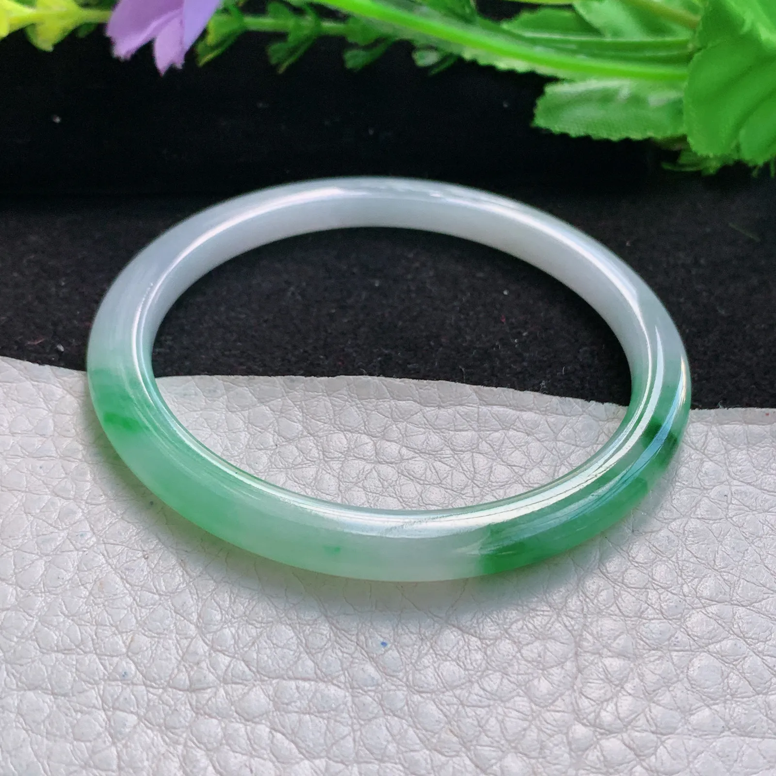 jl自然光54.5*5.3*6.4美人镯 缅甸翡翠a货精美辣绿圆条玉手镯 叮当镯