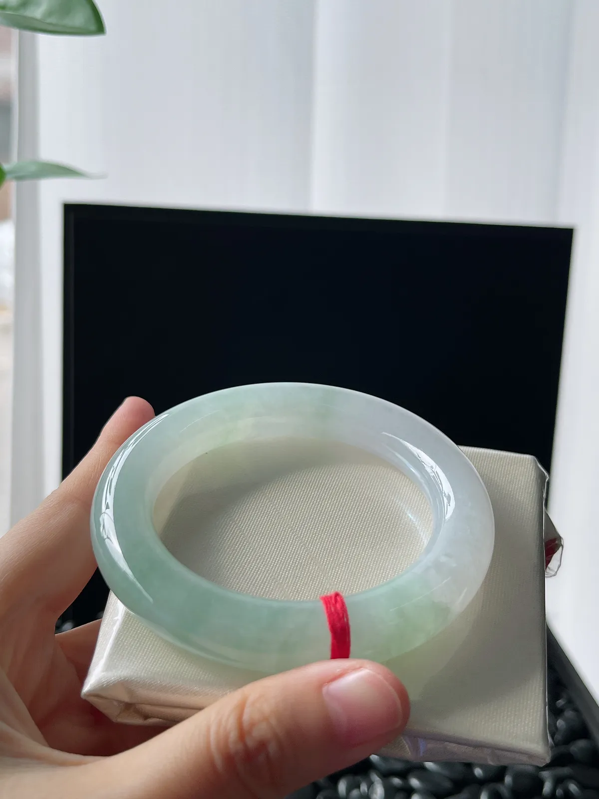 圆镯55圈口，翡翠冰糯种浅绿色手镯