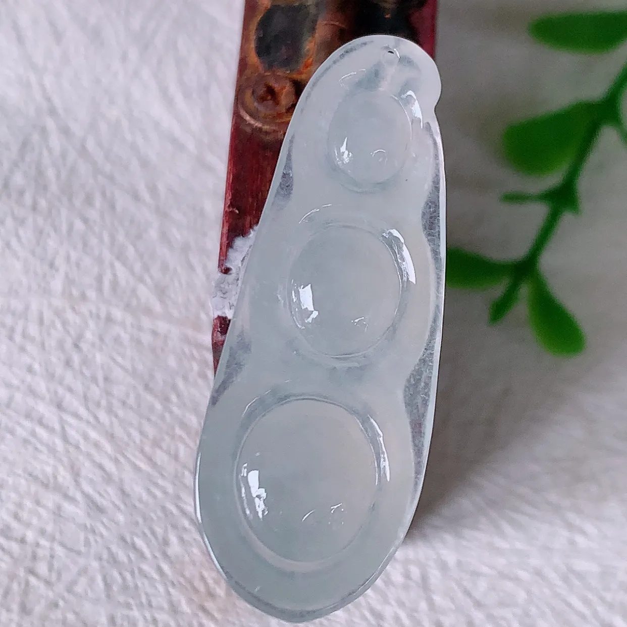 自然光实拍，冰种翡翠四季豆吊坠，平安豆福豆玉坠，冰润通透，豆粒饱满，寓意：豆蔻年华！#01.10