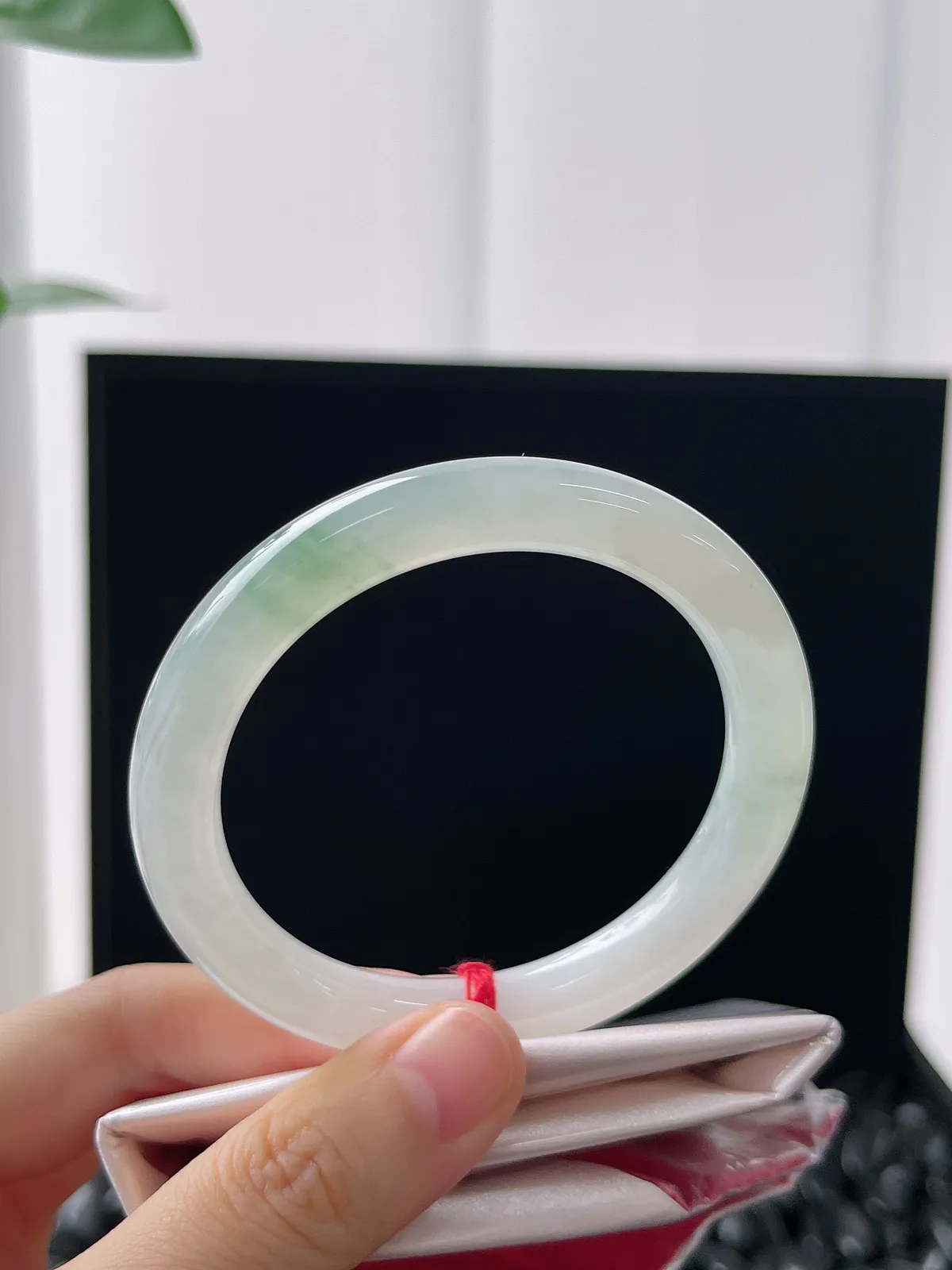 圆镯52.1圈口，翡翠冰糯种飘绿手镯