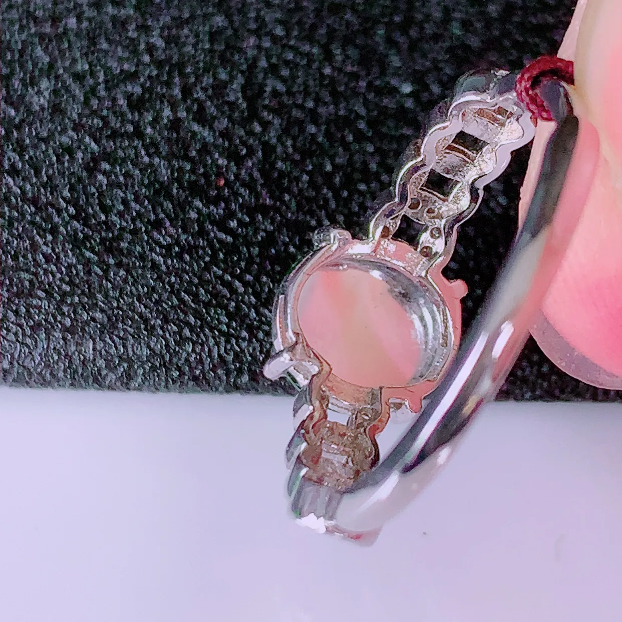 冰透满绿翡翠925银镶嵌戒指，自然光实拍，翠色灵动，颜色漂亮，种老水足，品相佳，佩戴佳品！#97.10（圈口可调大小）整体22.5-18.5-4.5裸石8*8