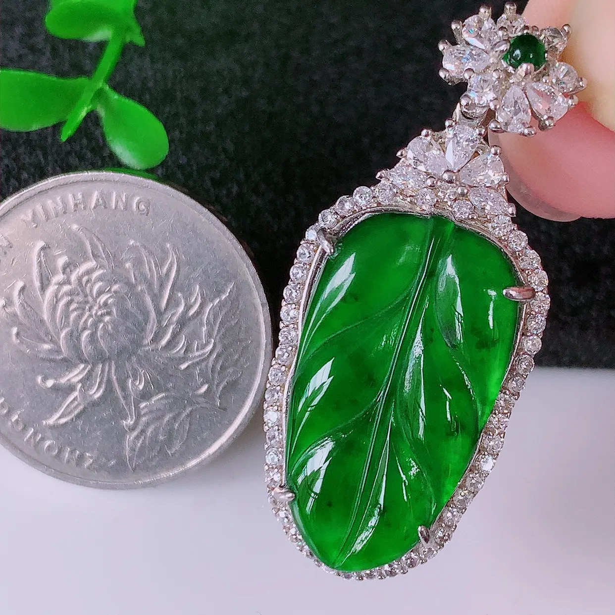冰透满绿翡翠925银镶嵌叶子吊坠，自然光实拍，翠色灵动，颜色漂亮，种老水足，品相佳，佩戴佳品！#97.10整体39.5-16.5-7.5裸石23.5*11