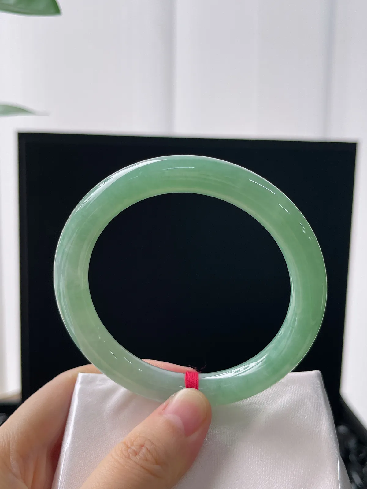 圆镯57圈口，翡翠冰糯种浅绿色手镯